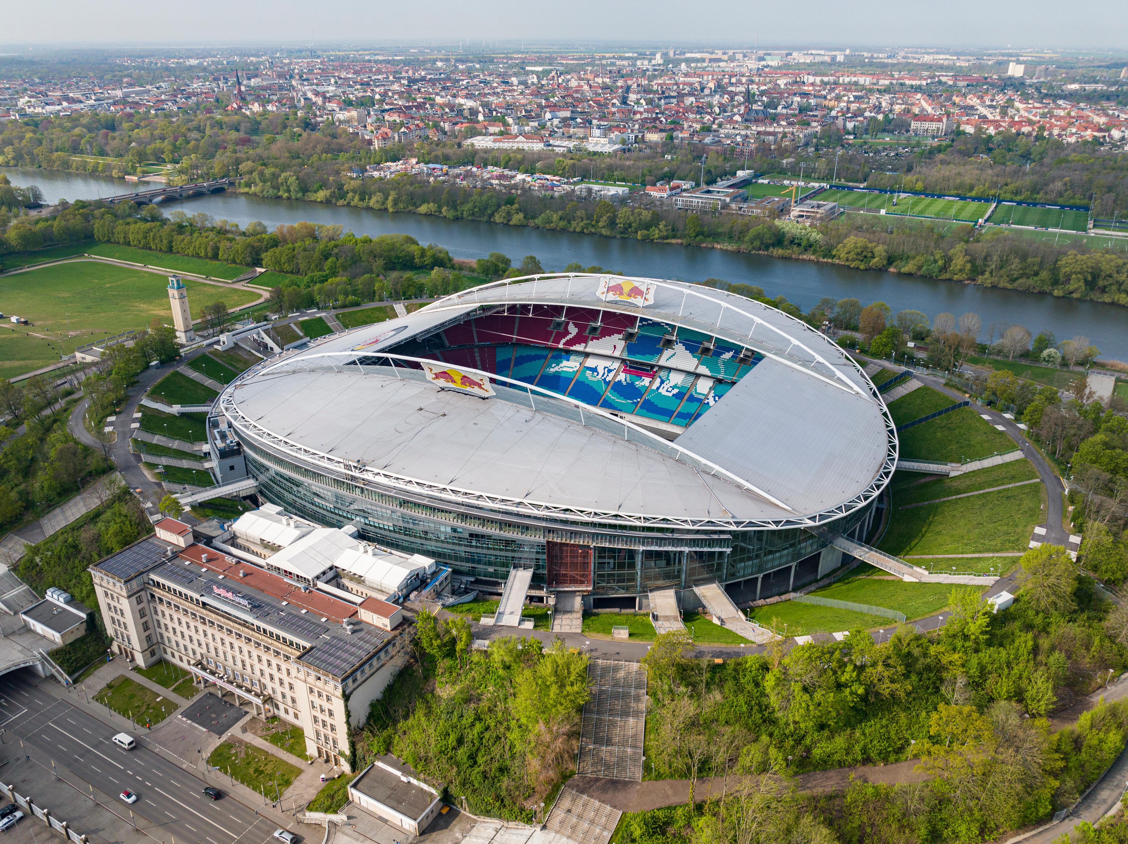 Der Blick von oben zeigt die Lage des Leipzig Stadion im Grünen.