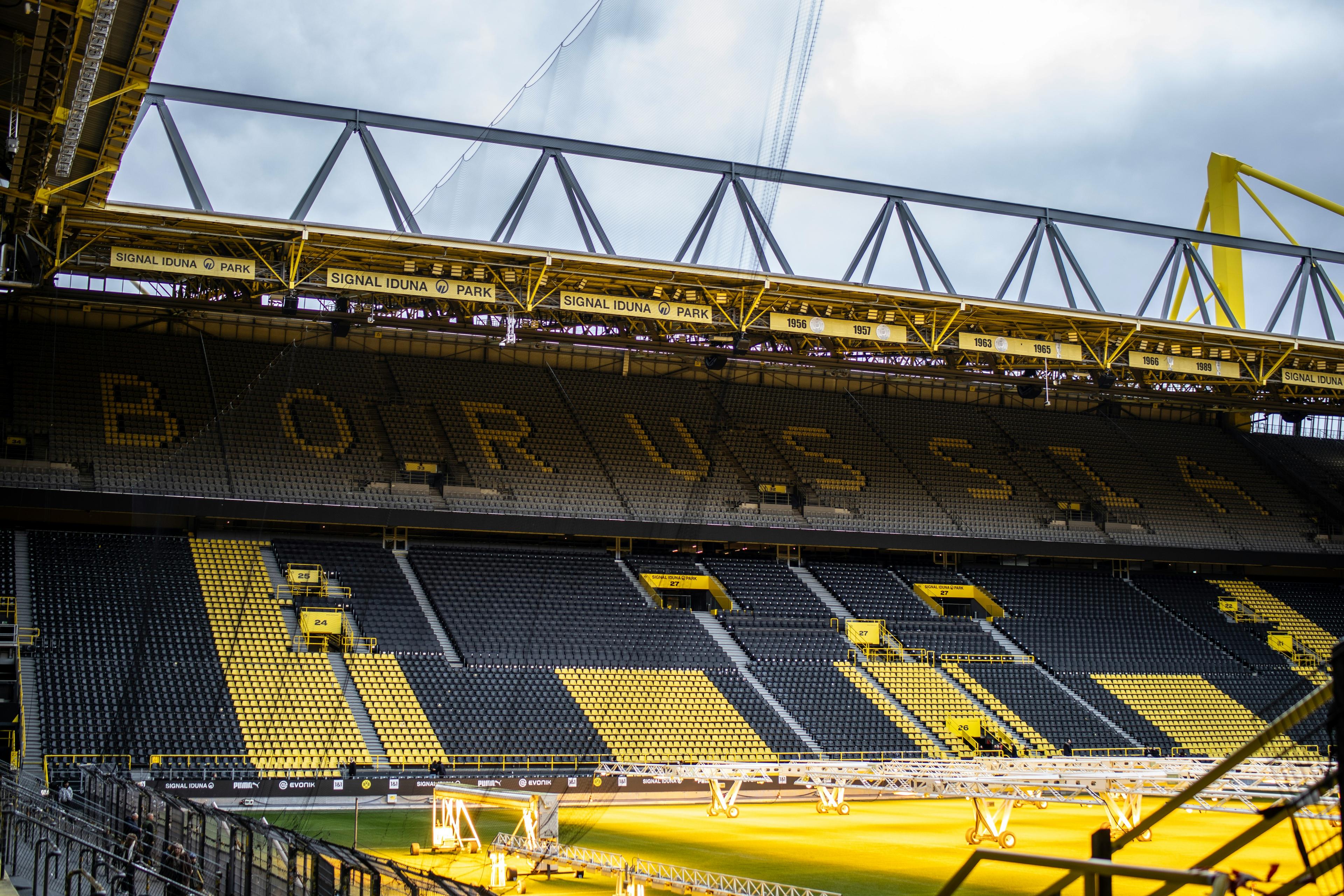 Die Tribüne im BVB Stadion erstrahlt in Schwarz und Gelb.
