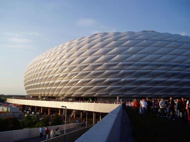 Gäste der Fußball Arena München verlassen das Stadion nach dem Spiel.