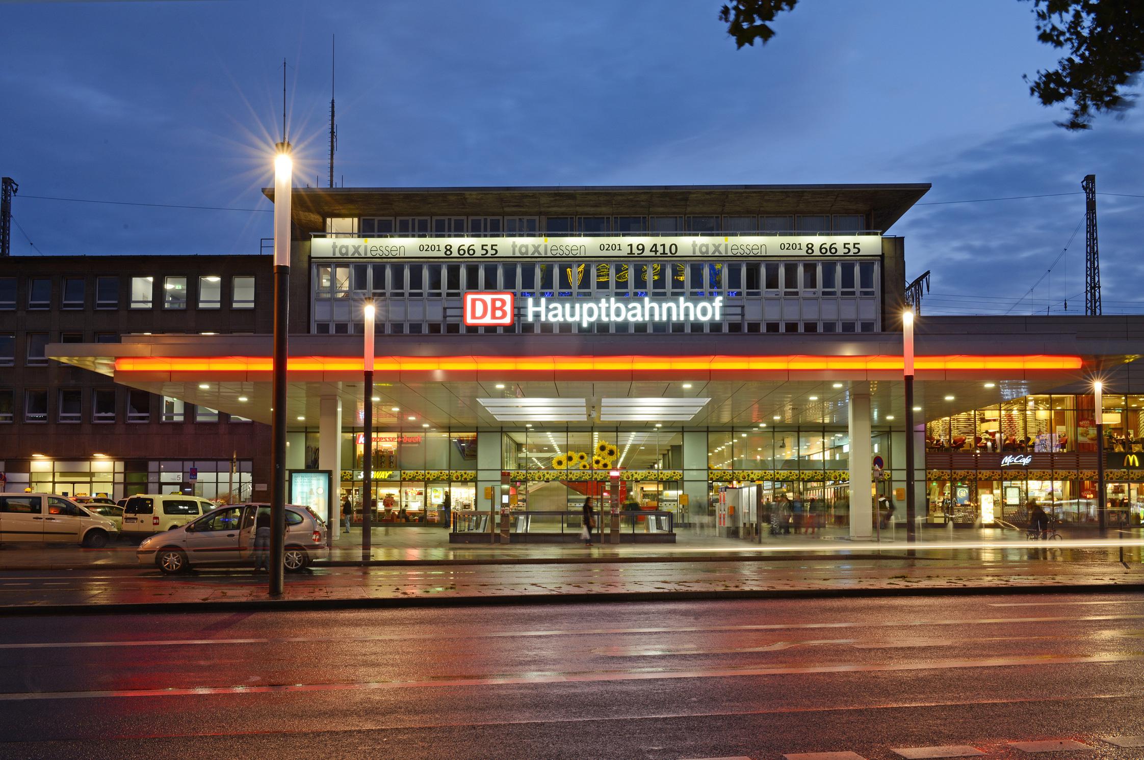 Der Blick von der Straße in Richtung des Empfangsgebäudes des Hauptbahnhofs Essen bei Nacht.