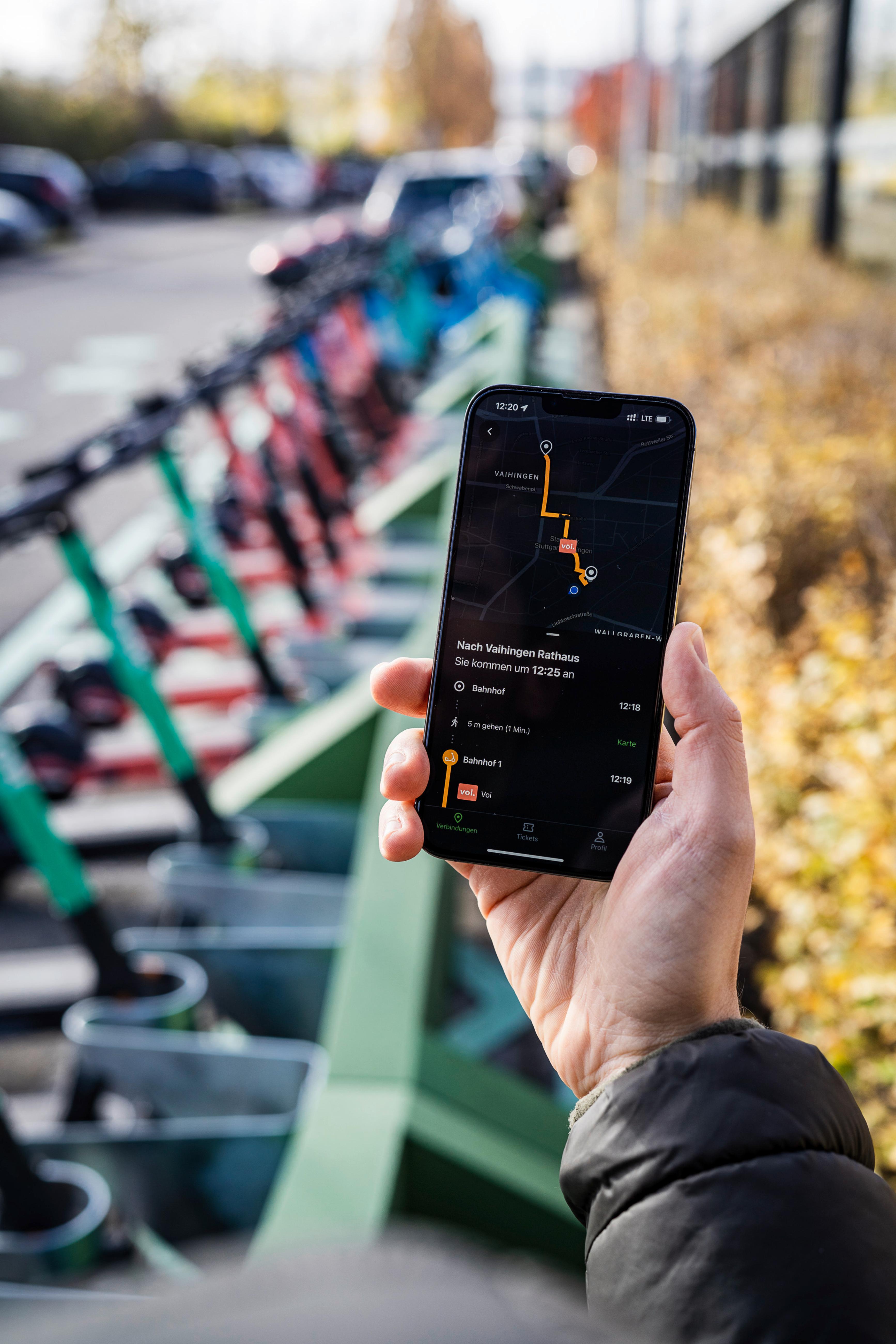 Die Mobility Stuttgart App ist auf einem Smartphone geöffnet.