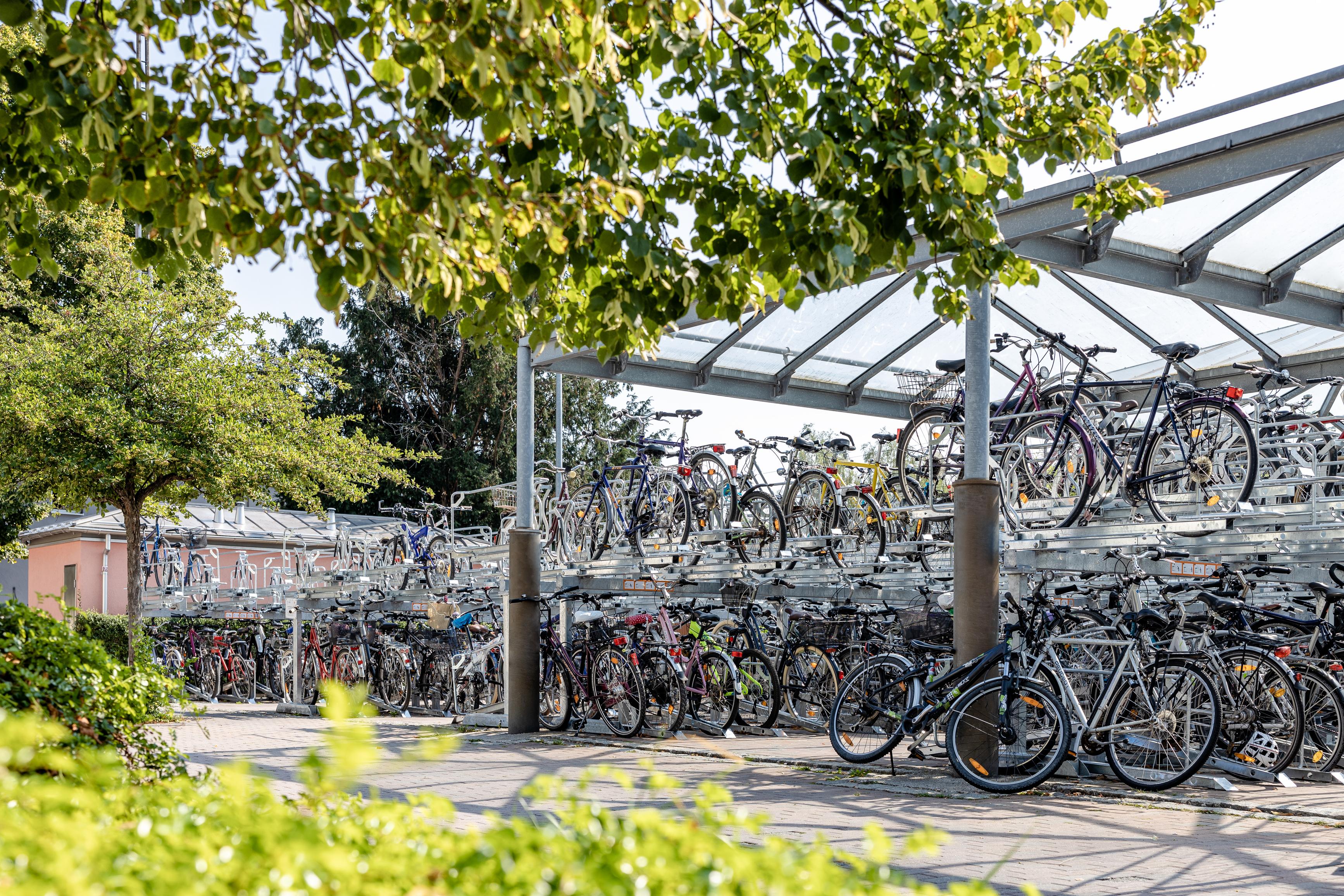 Eine Abstellanlage für 800 Fahrräder am Bahnhof Freising.