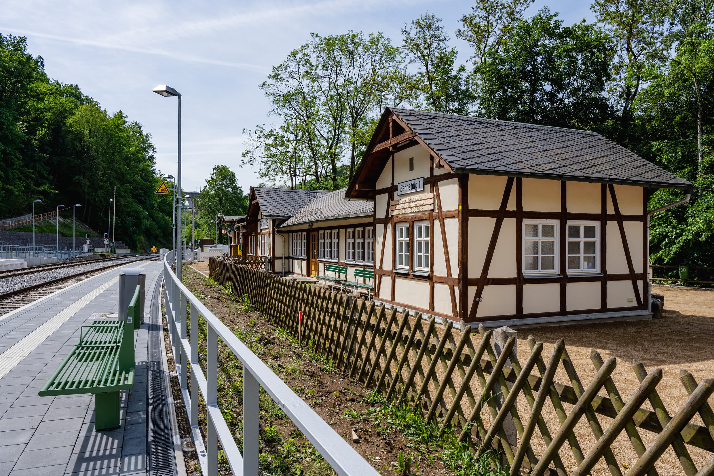 Die historischen Häuser am Bahnsteig.