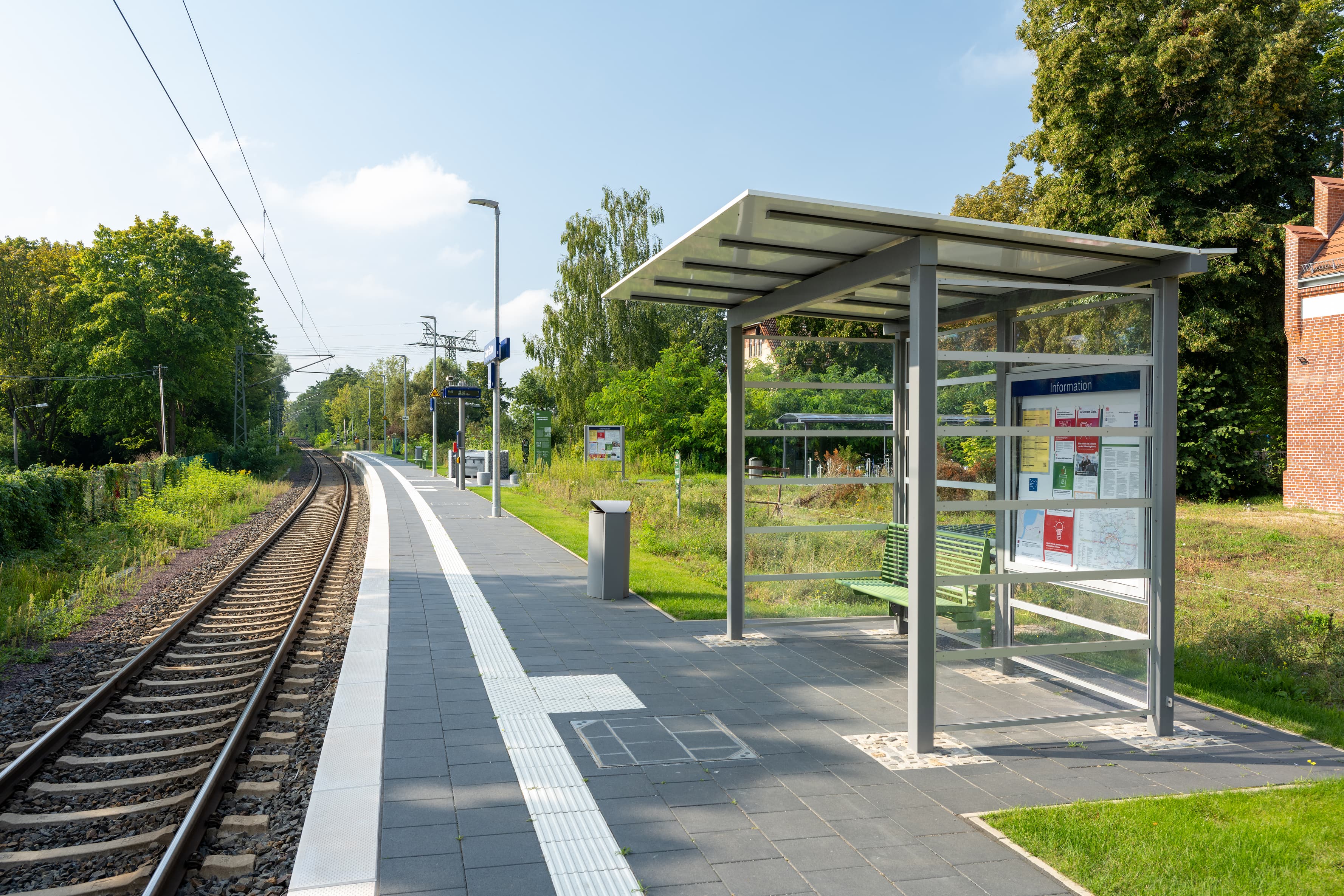 Links ein Gleis, rechts ein Bahnsteig mit Wetterschutzhäuschen.