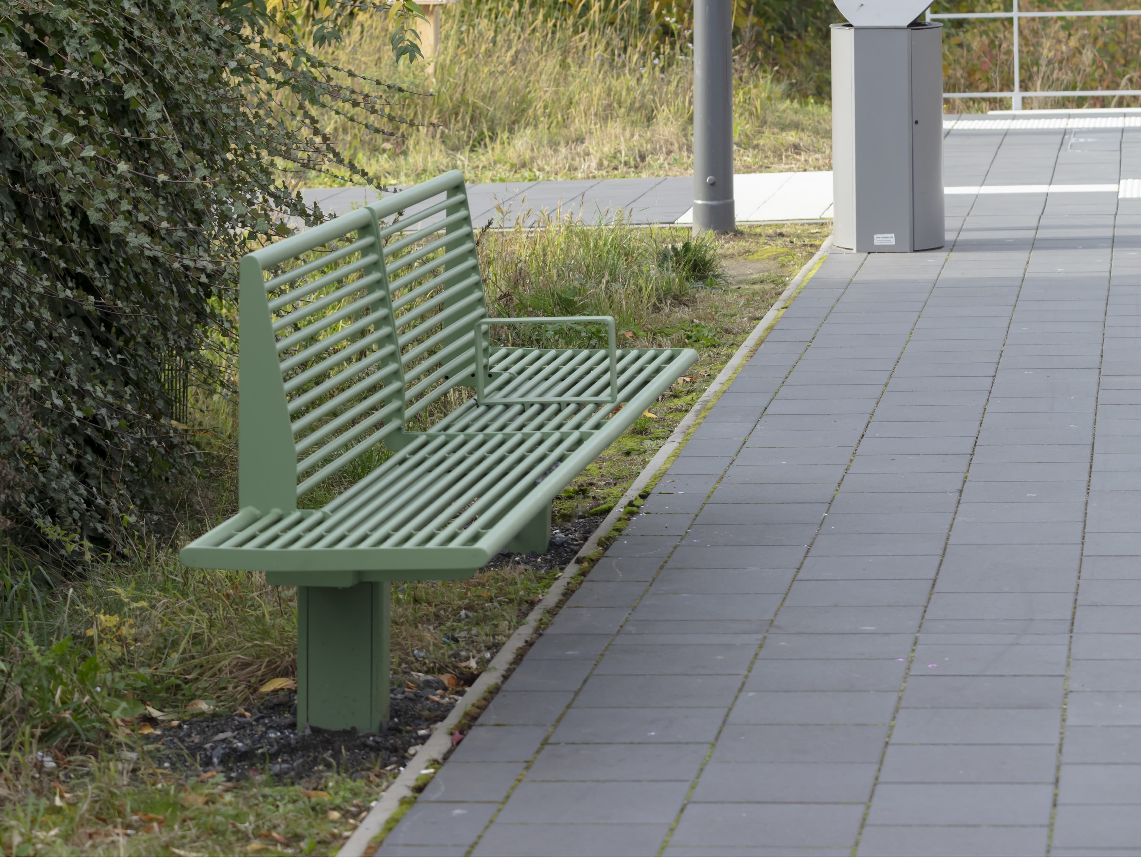 Die neuen Sitzbänke auf dem Bahnsteig im Farbton Blassgrün bieten dem Reisenden einen besseren Sitzkomfort am Zukunftsbahnhof.