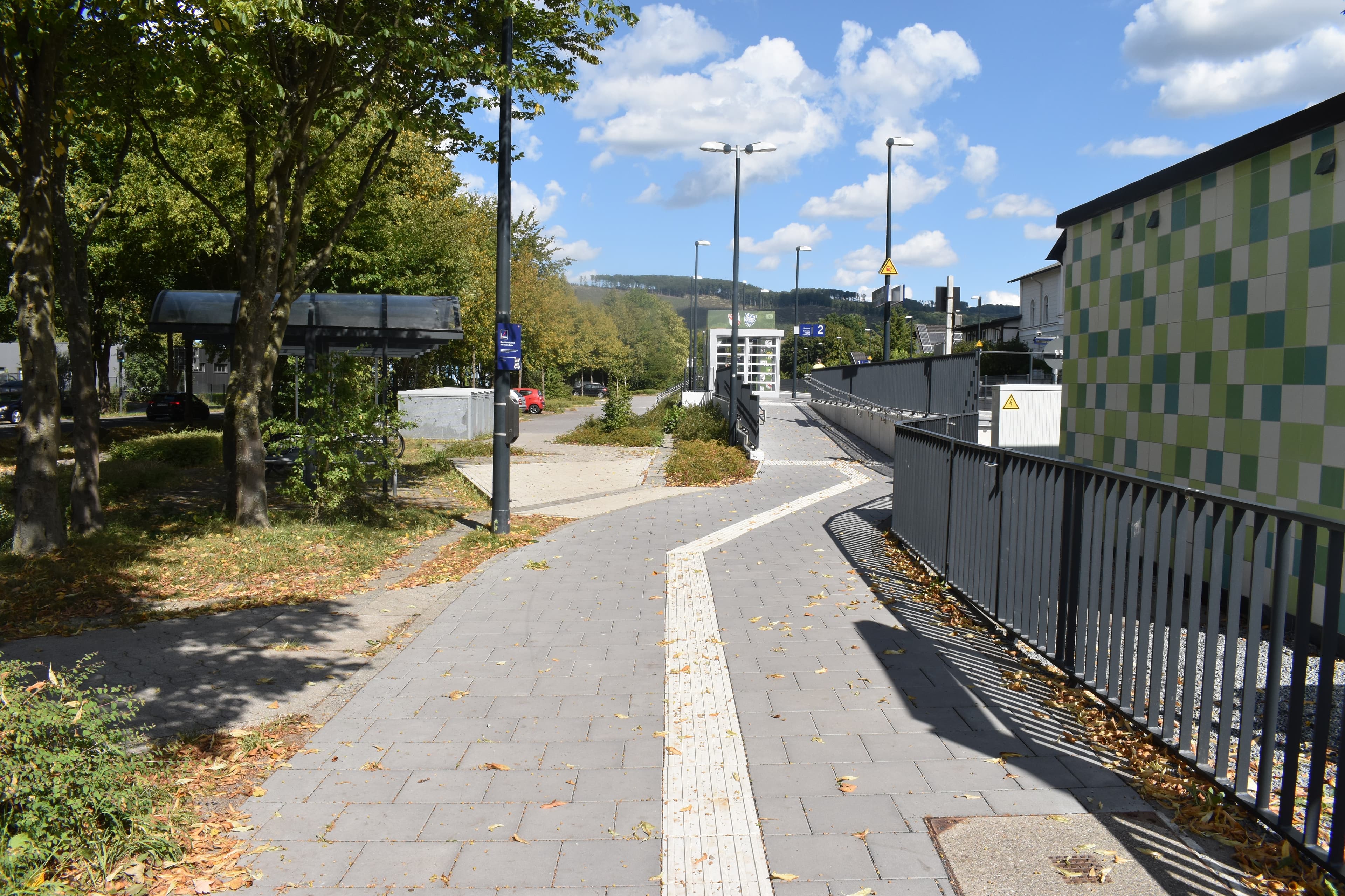 Die neue Rampe mit taktilem Leitsystem führt auf den aufgehöhten Bahnsteig.