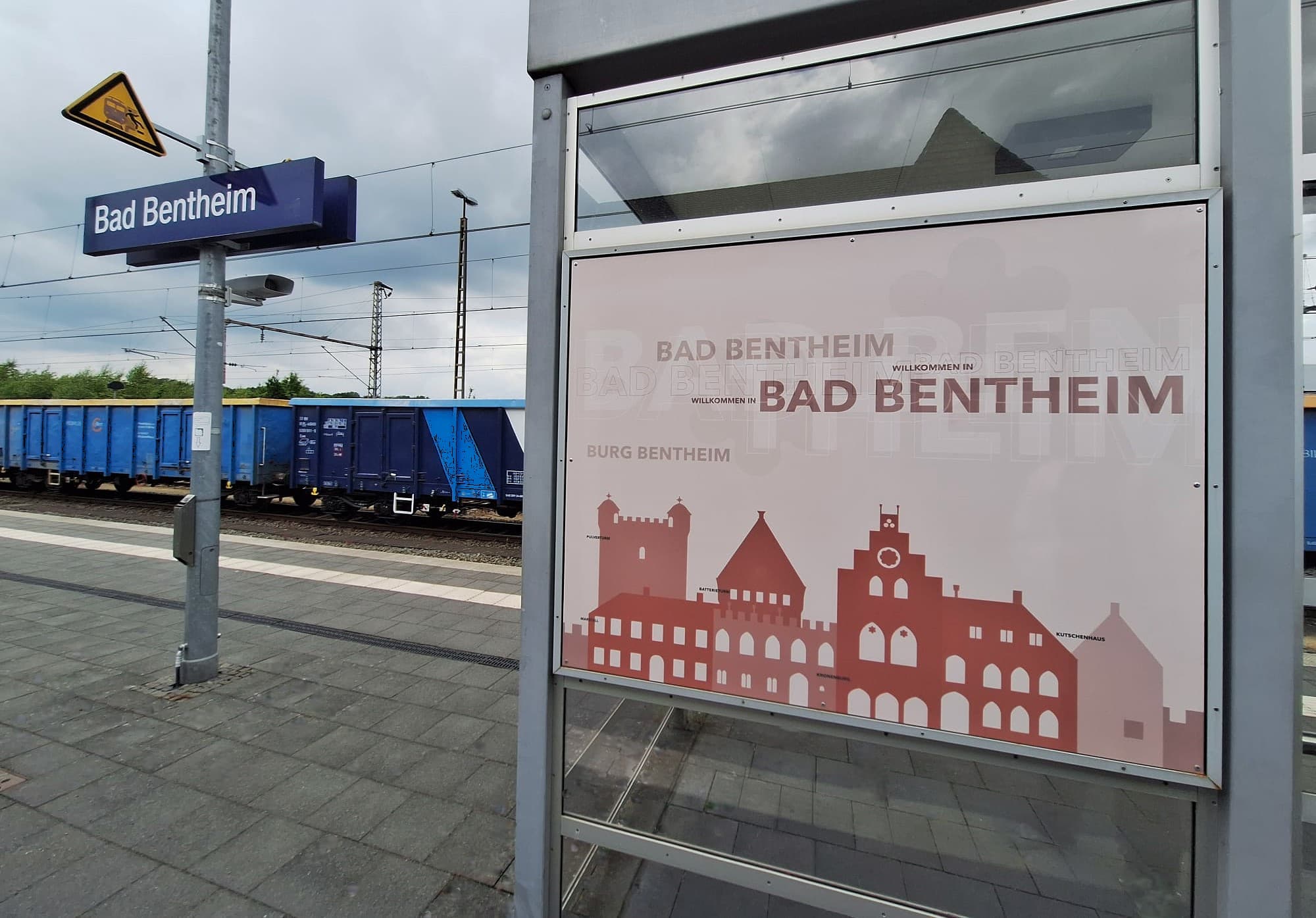 Im Bild eine Vitrinenrückwand mit Schattenriss der Burg Bentheim.