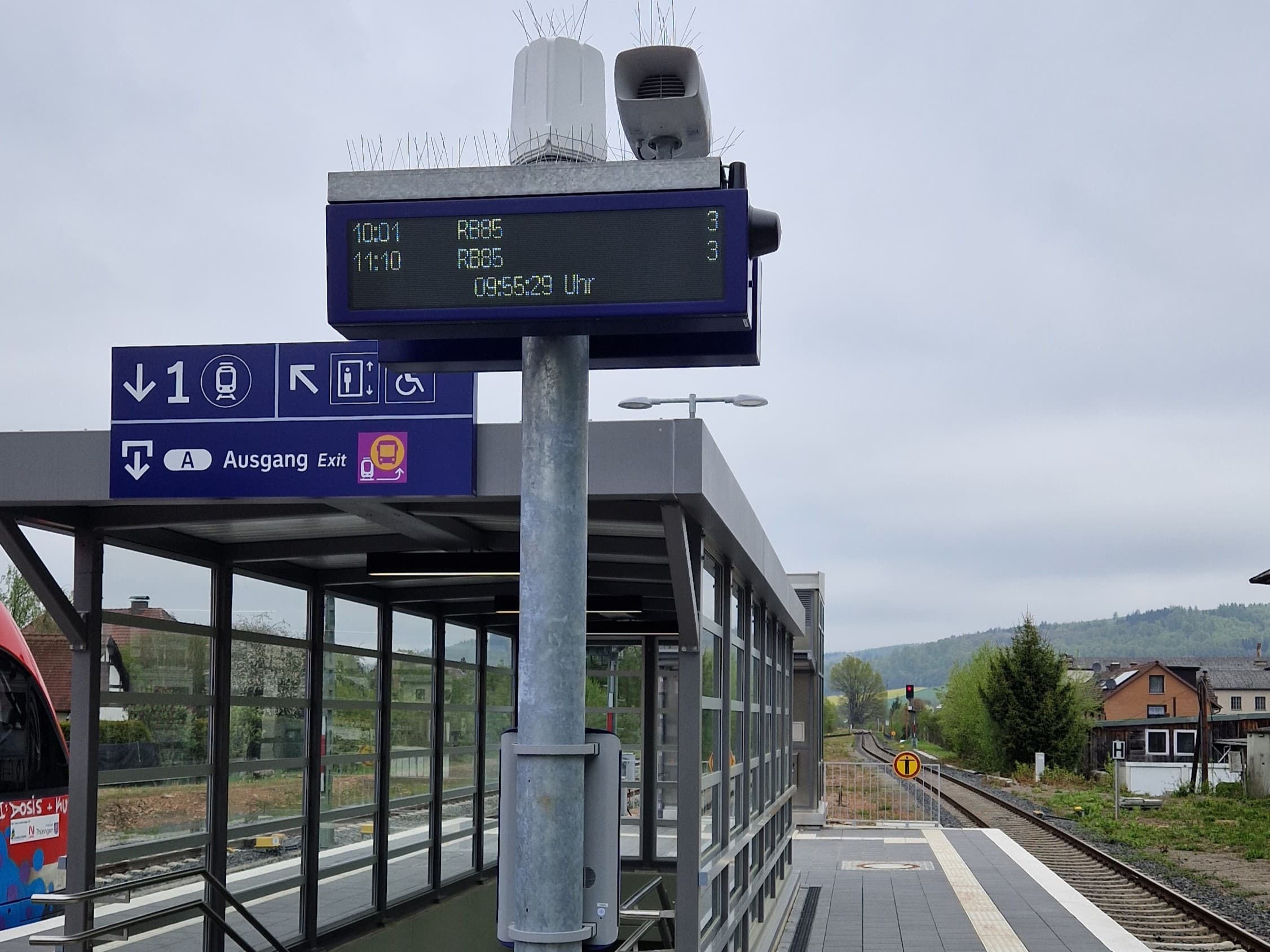 Neuer Zugzielanzeiger am Bahnsteig vor der Unterführung.