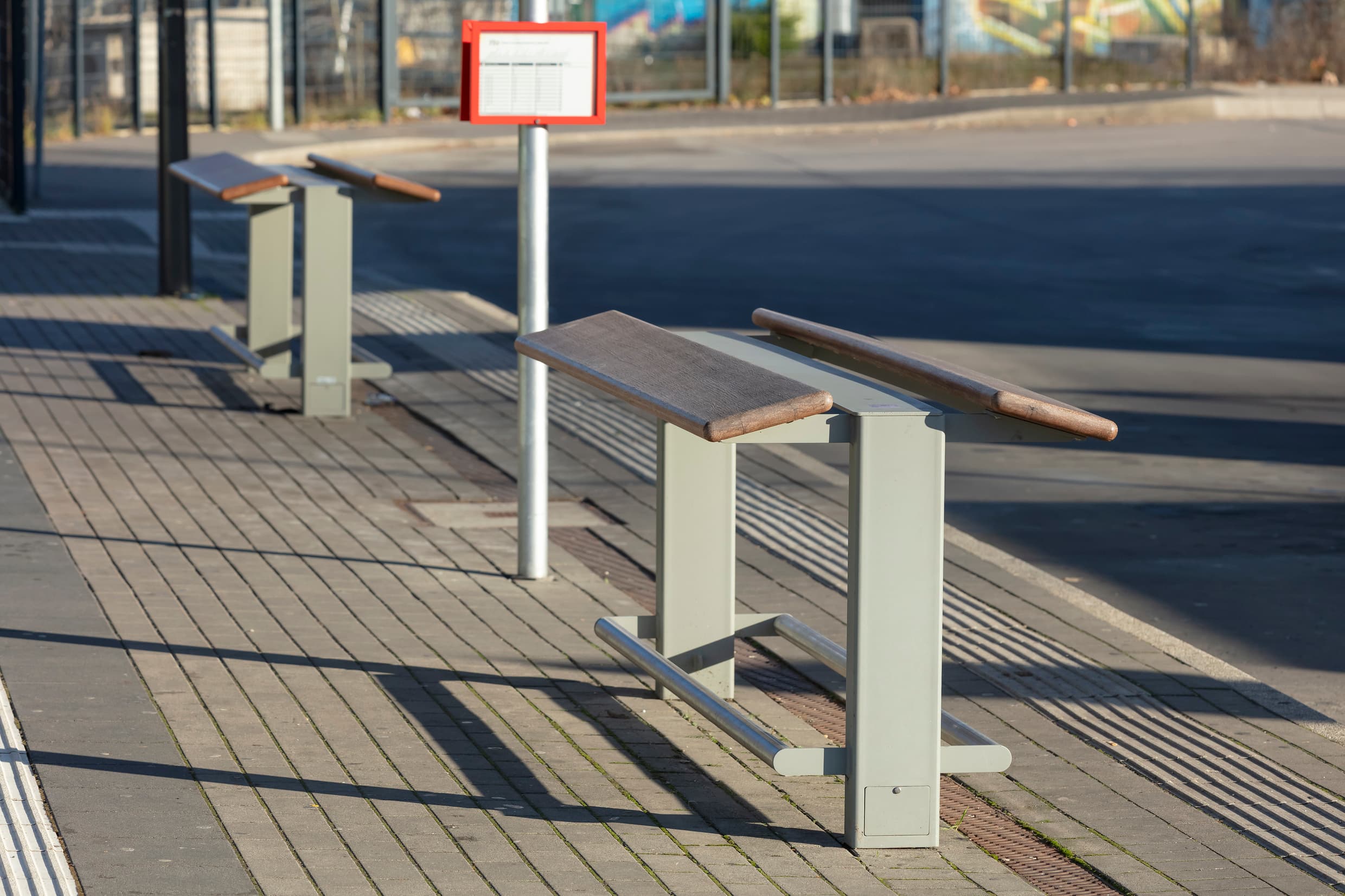 Neue Anlehner am Bahnhof.
