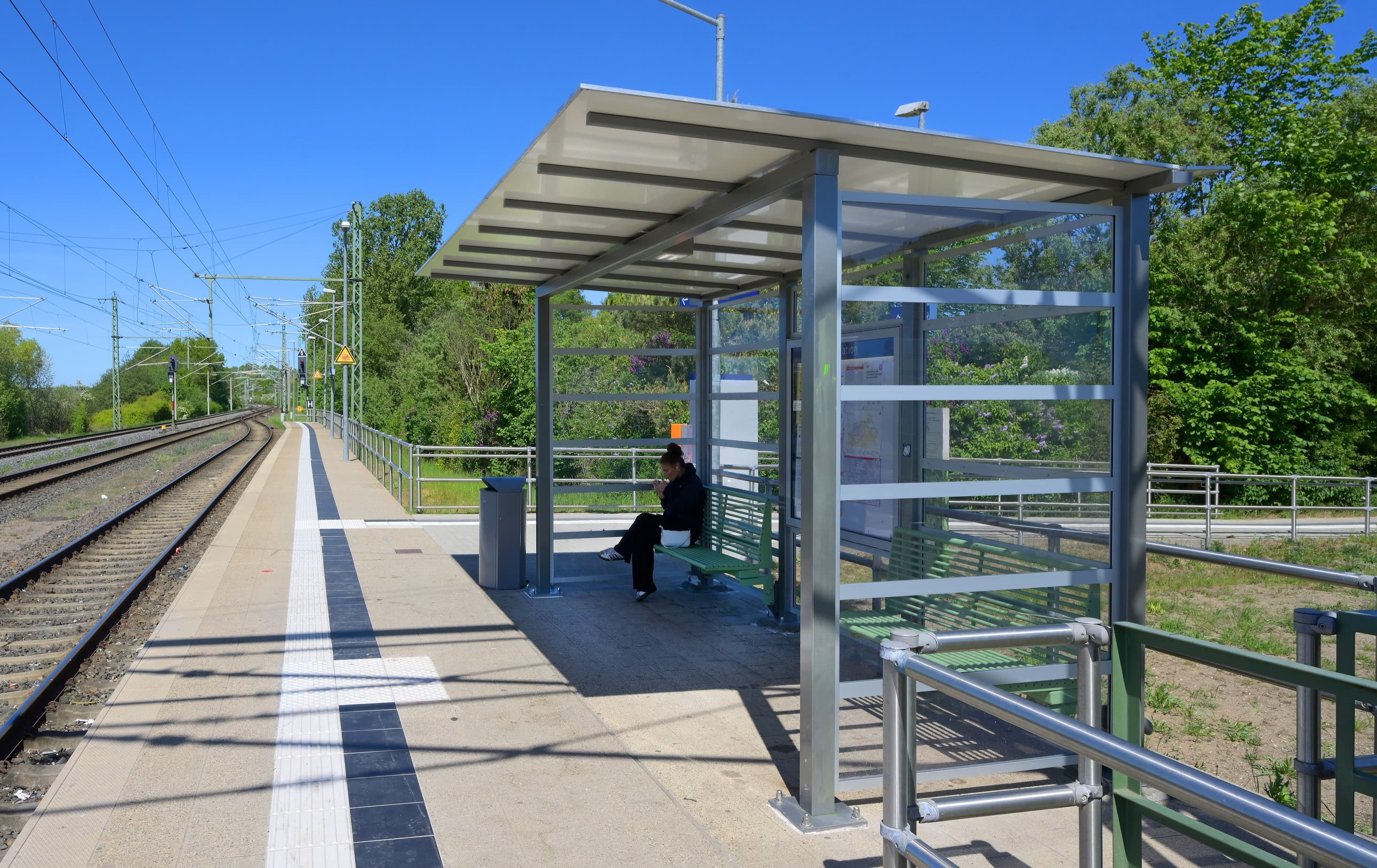 Ein modernes Wetterschutzhaus aus Glas- und Stahlelementen.