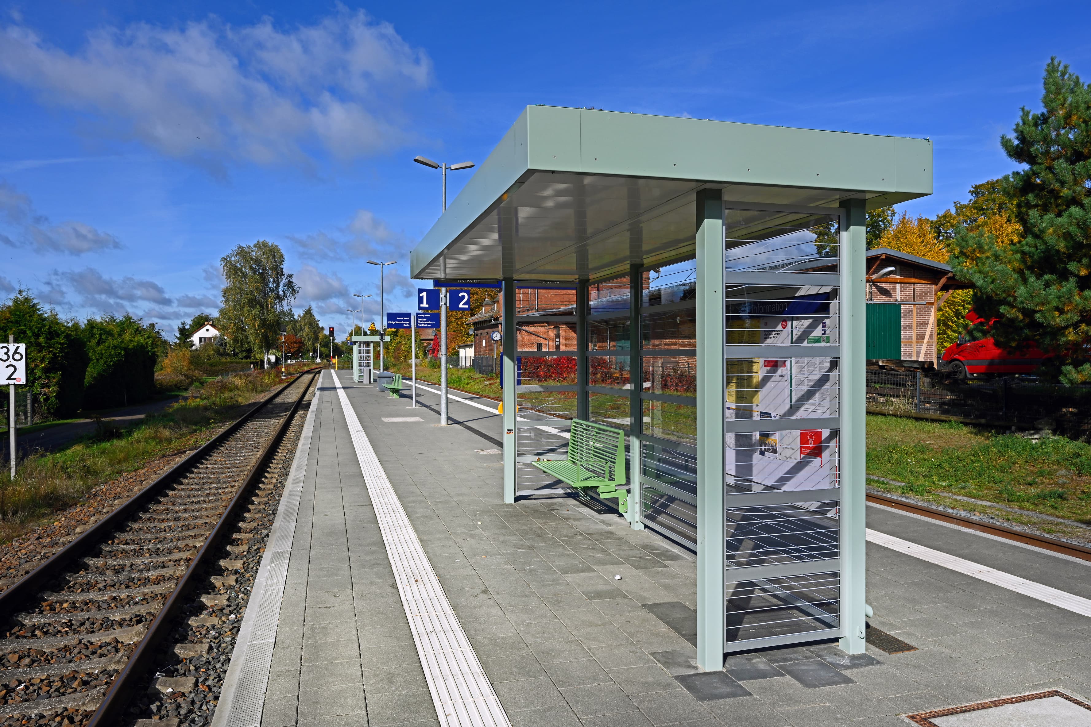 Ein Wetterschutzhaus am Bahnsteig.
