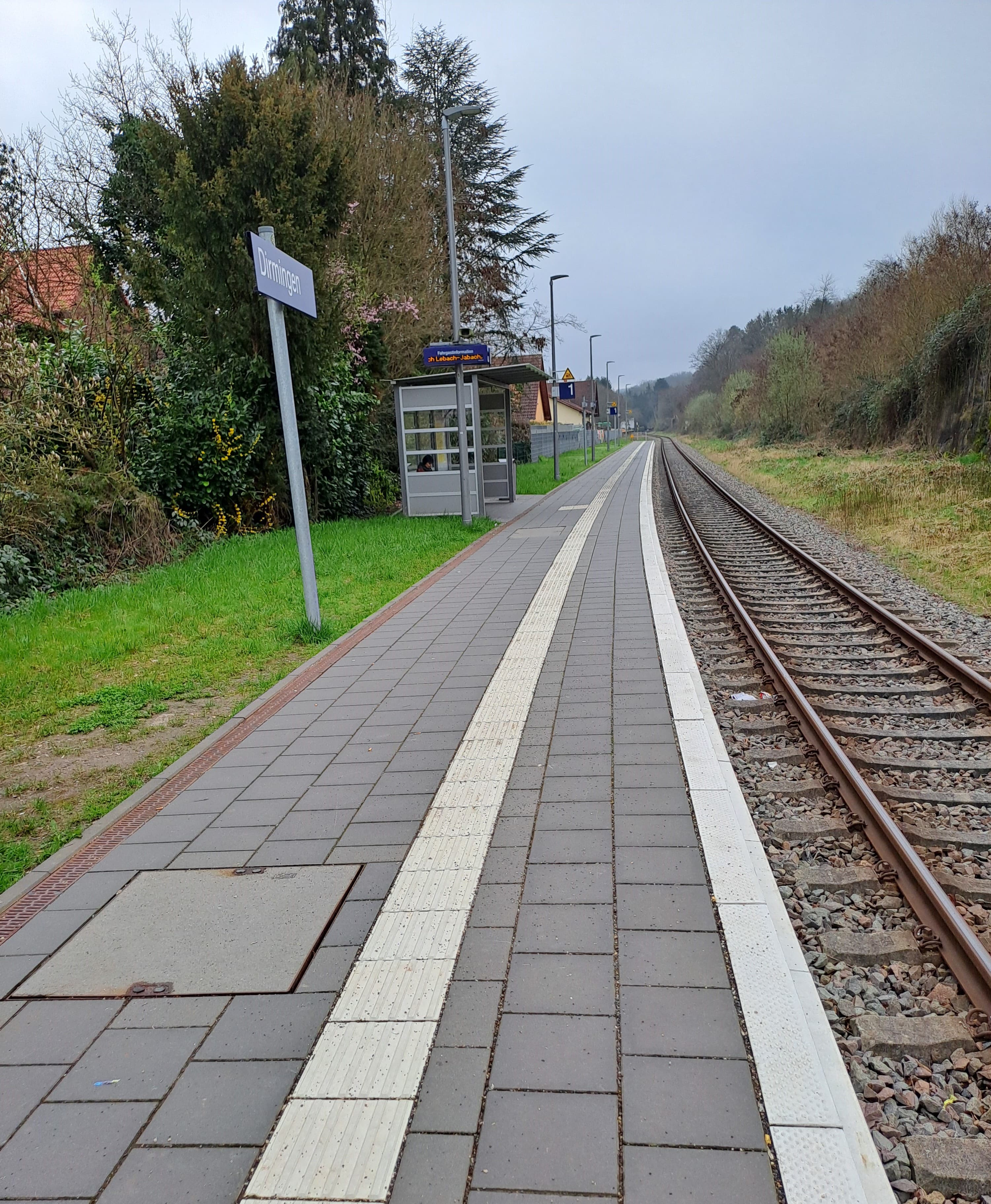 Blick auf ein Wetterschutzhäuschen vor der Modernisierung