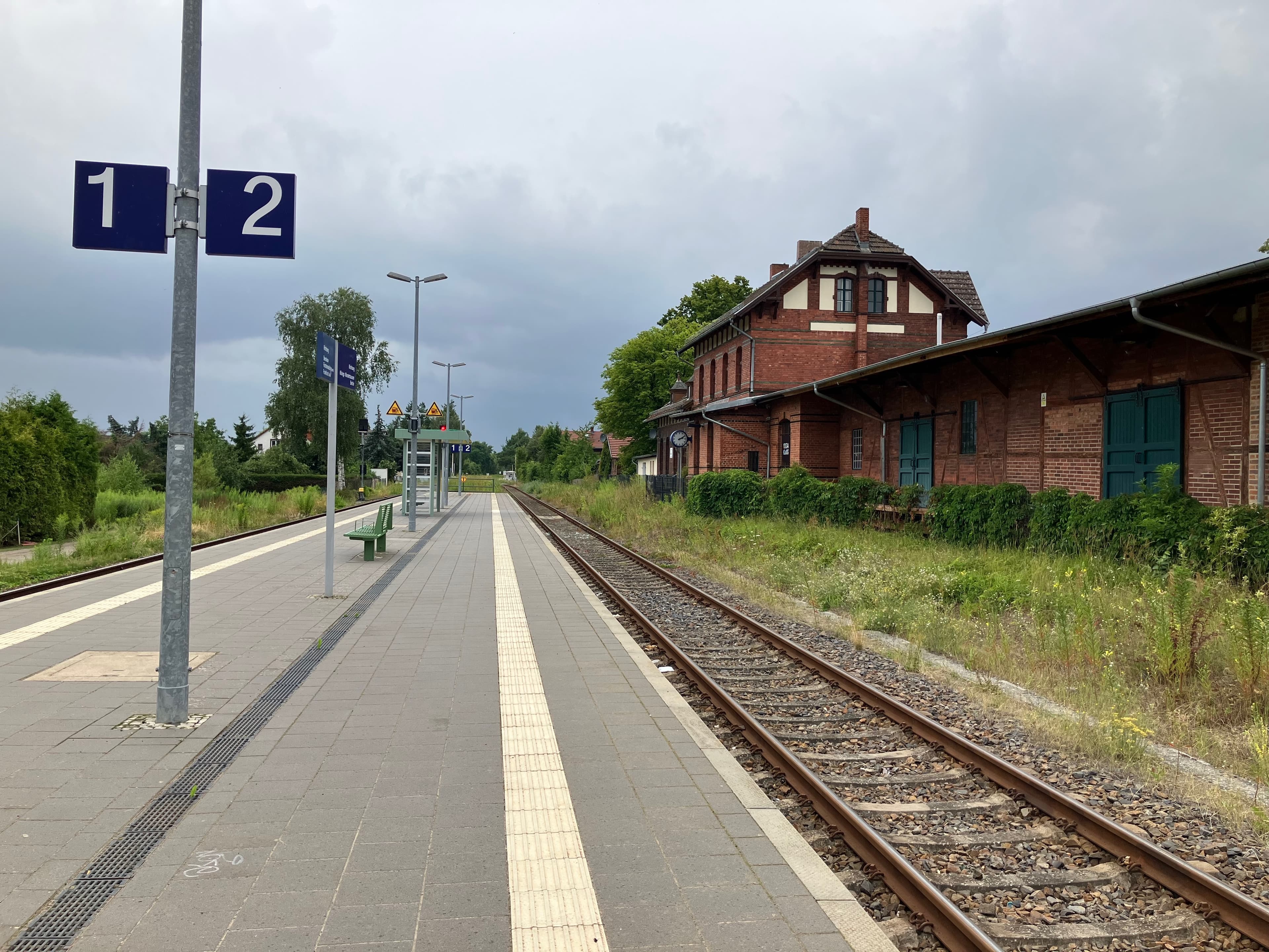 Blick auf den Bahnsteig vor der Modernisierung. 