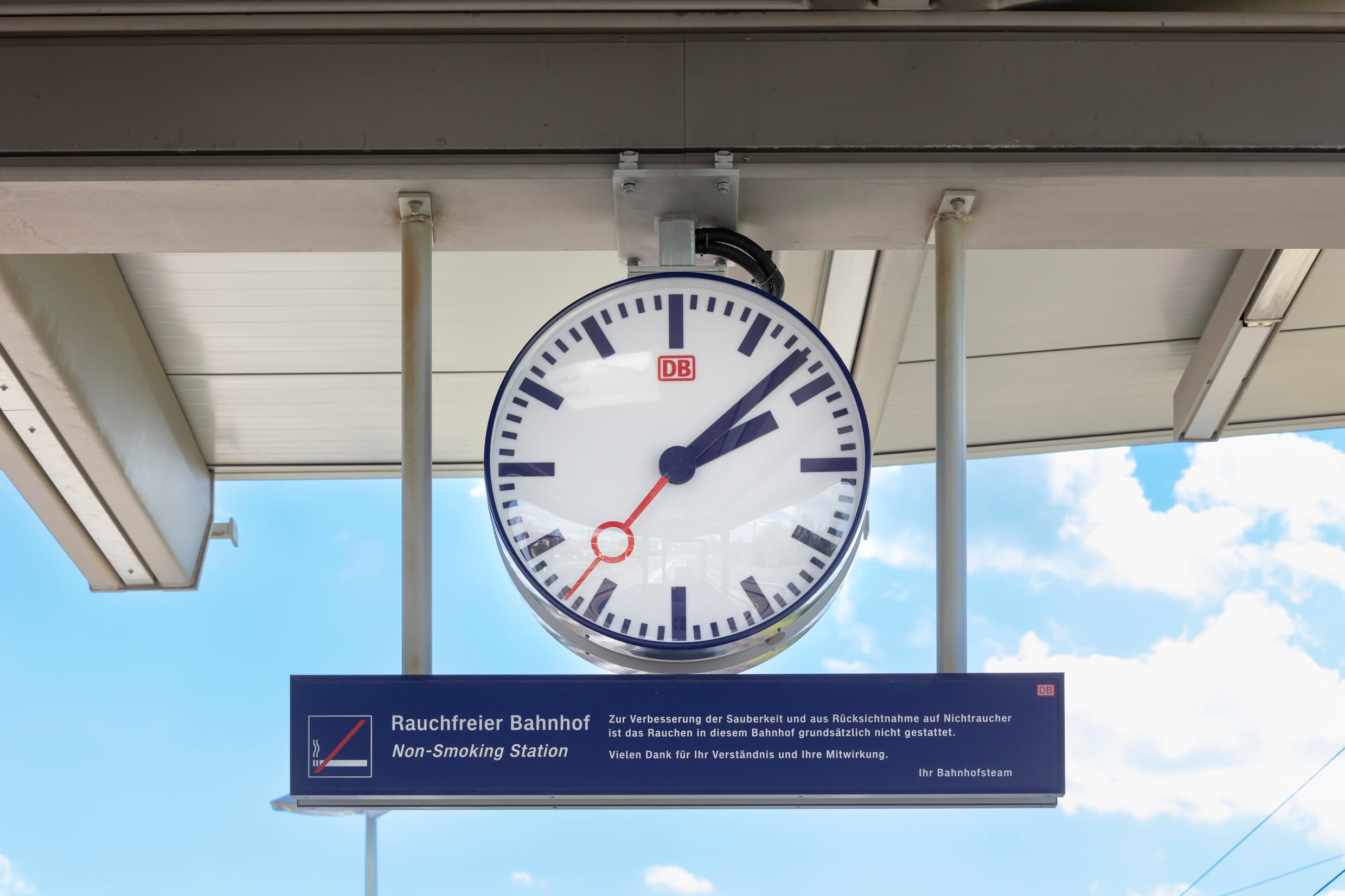 Neue Beschilderung und eine neue Uhr auf dem Bahnsteig am Bahnhof Hünfeld.