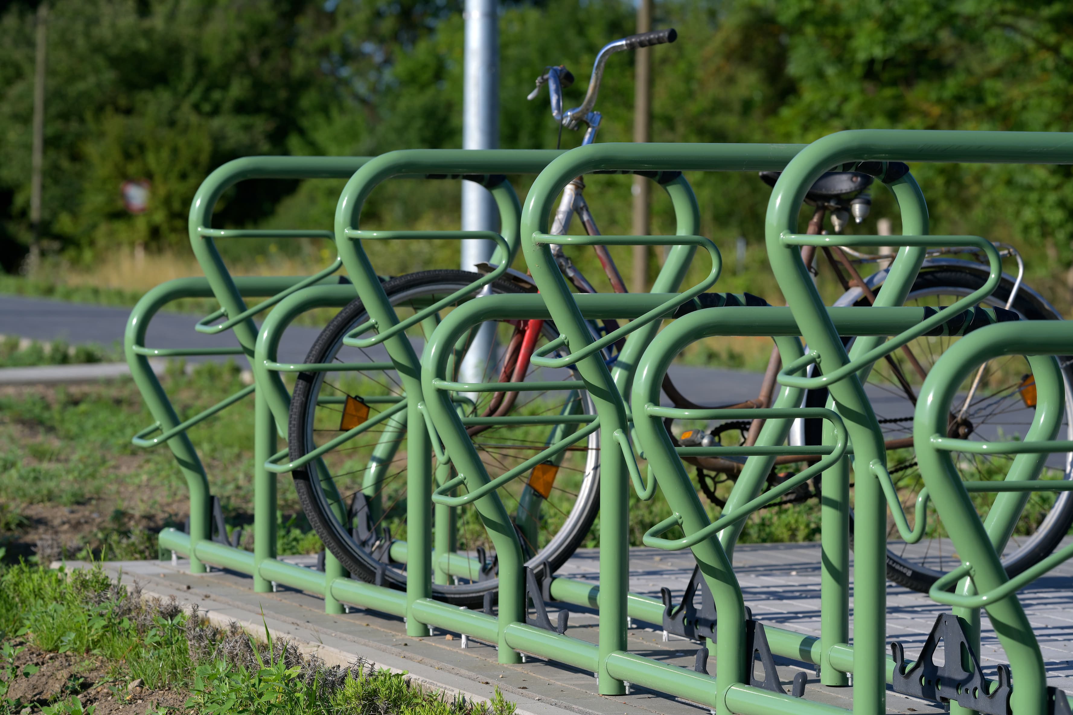 Grüne Fahhrradständer.