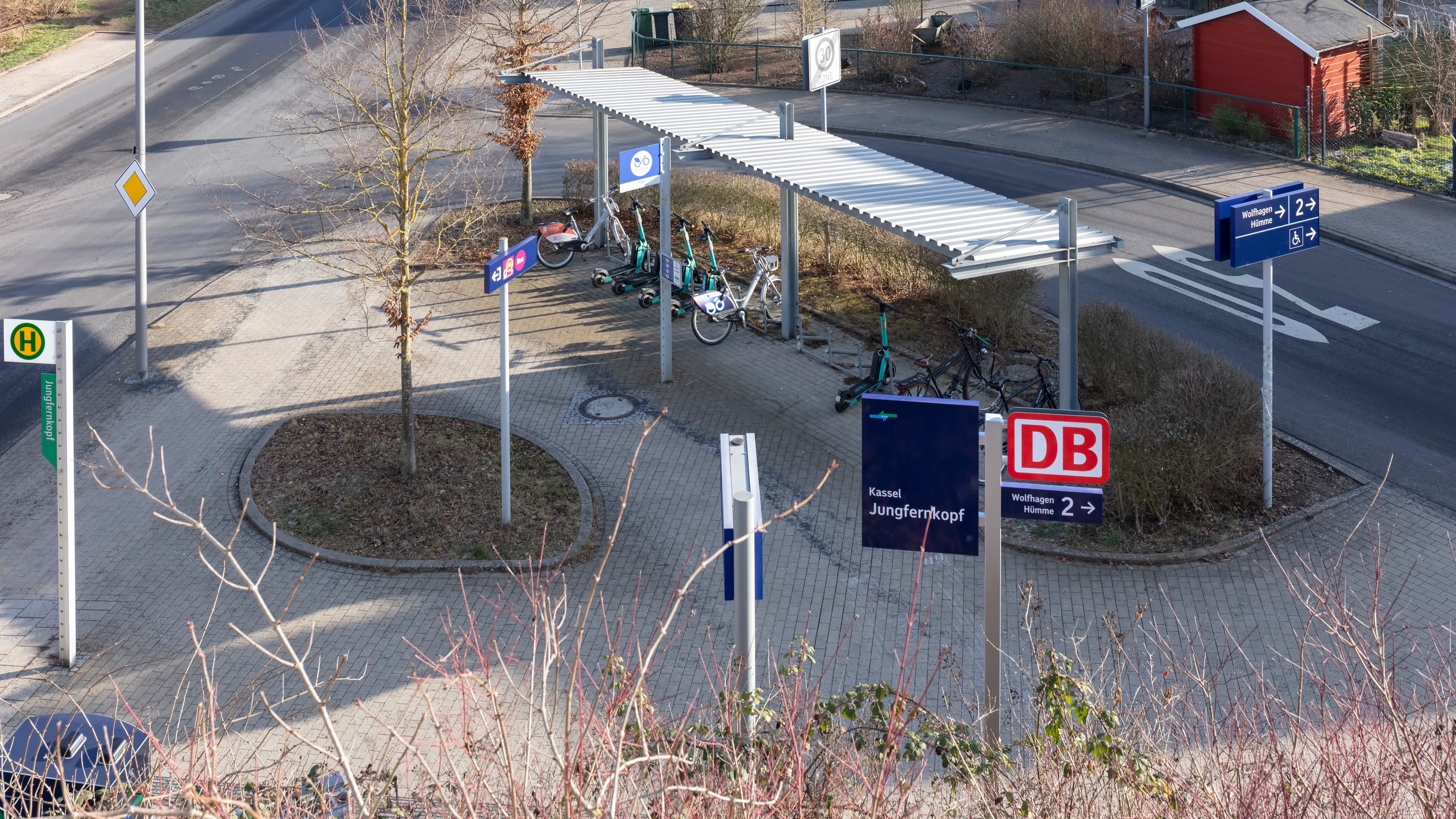 Blick von oben auf eine der Fahrradabstellanlagen.