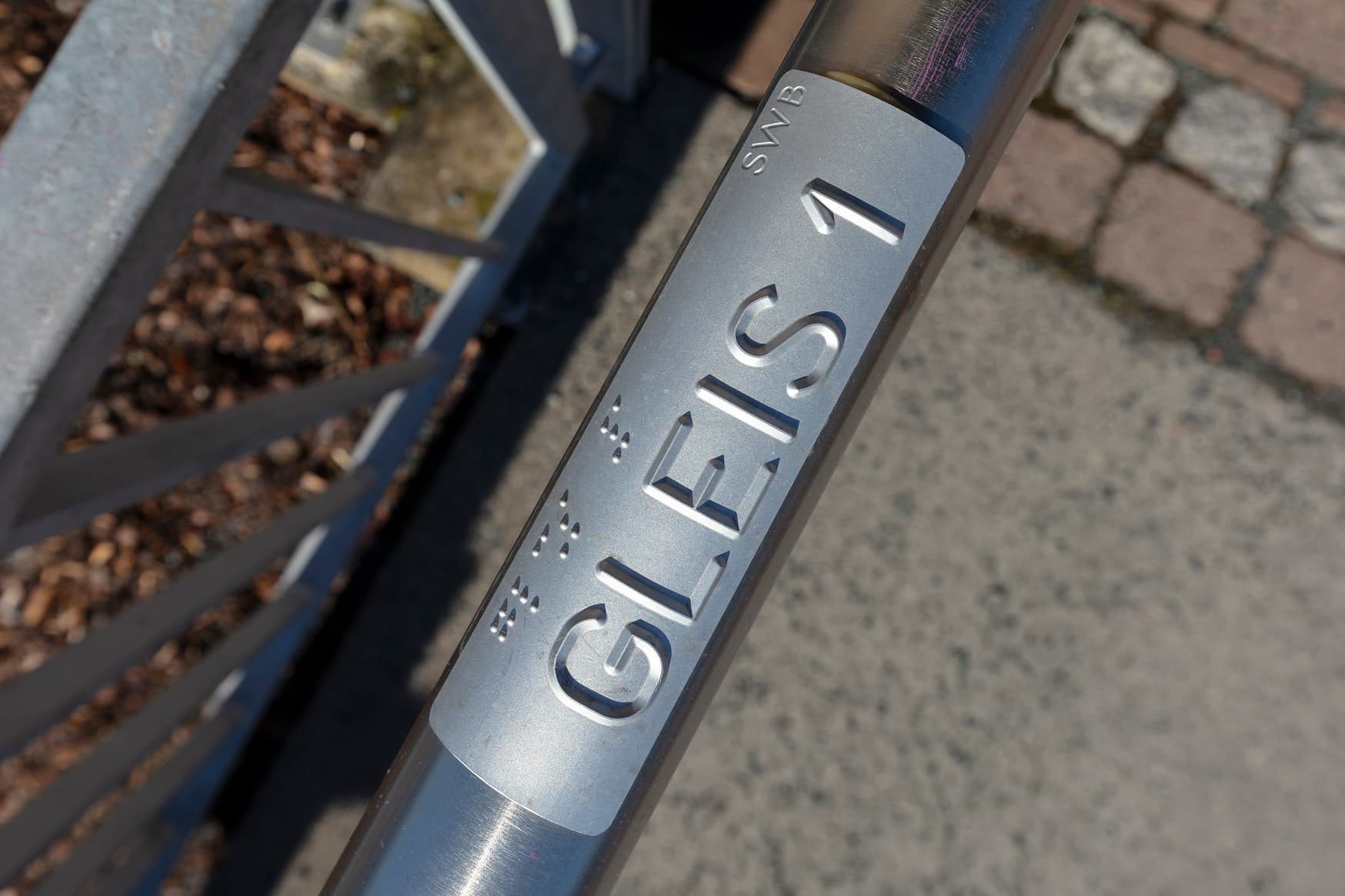Detailaufnahme taktiles Handlaufschild.