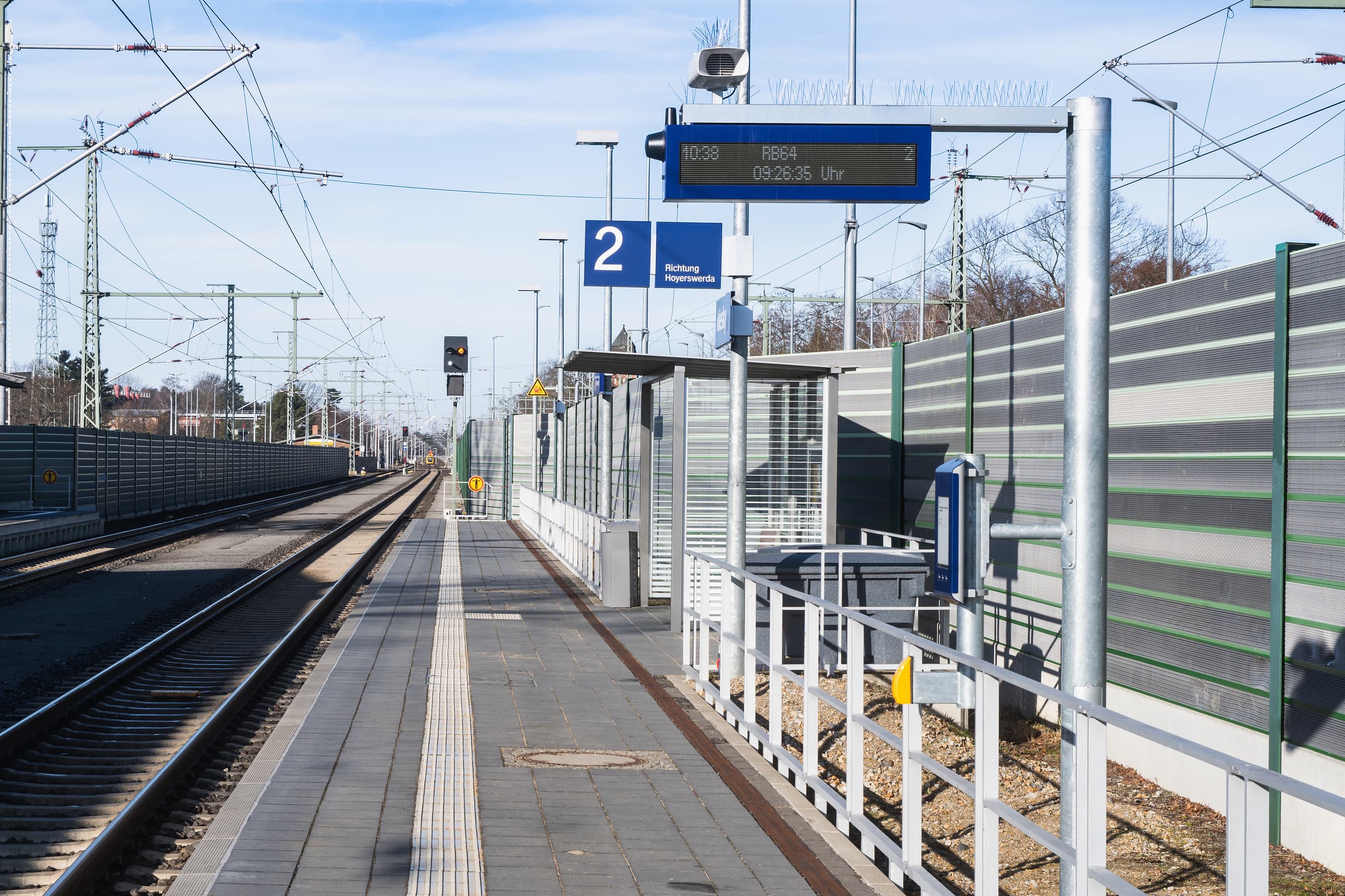 Neuer zweizeiliger, digitaler Anzeiger. Im Hintergrund sieht man die Gleisbezeichnung und das voll transparente Wetterschutzhaus