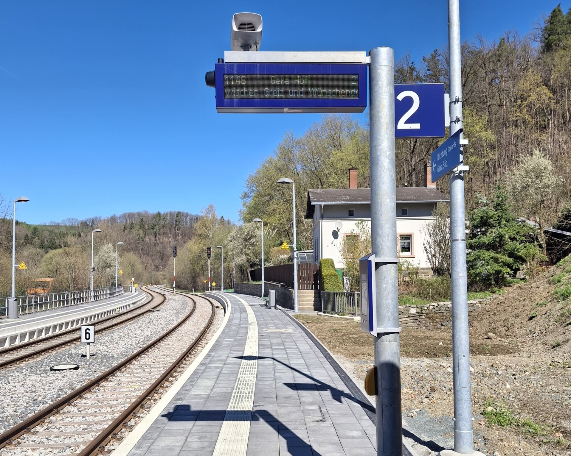 Der zweizeilige neue dynamische Schriftenanzeiger und ein digitaler Aushang Baukommunikation (DAB) am Bahnsteig.