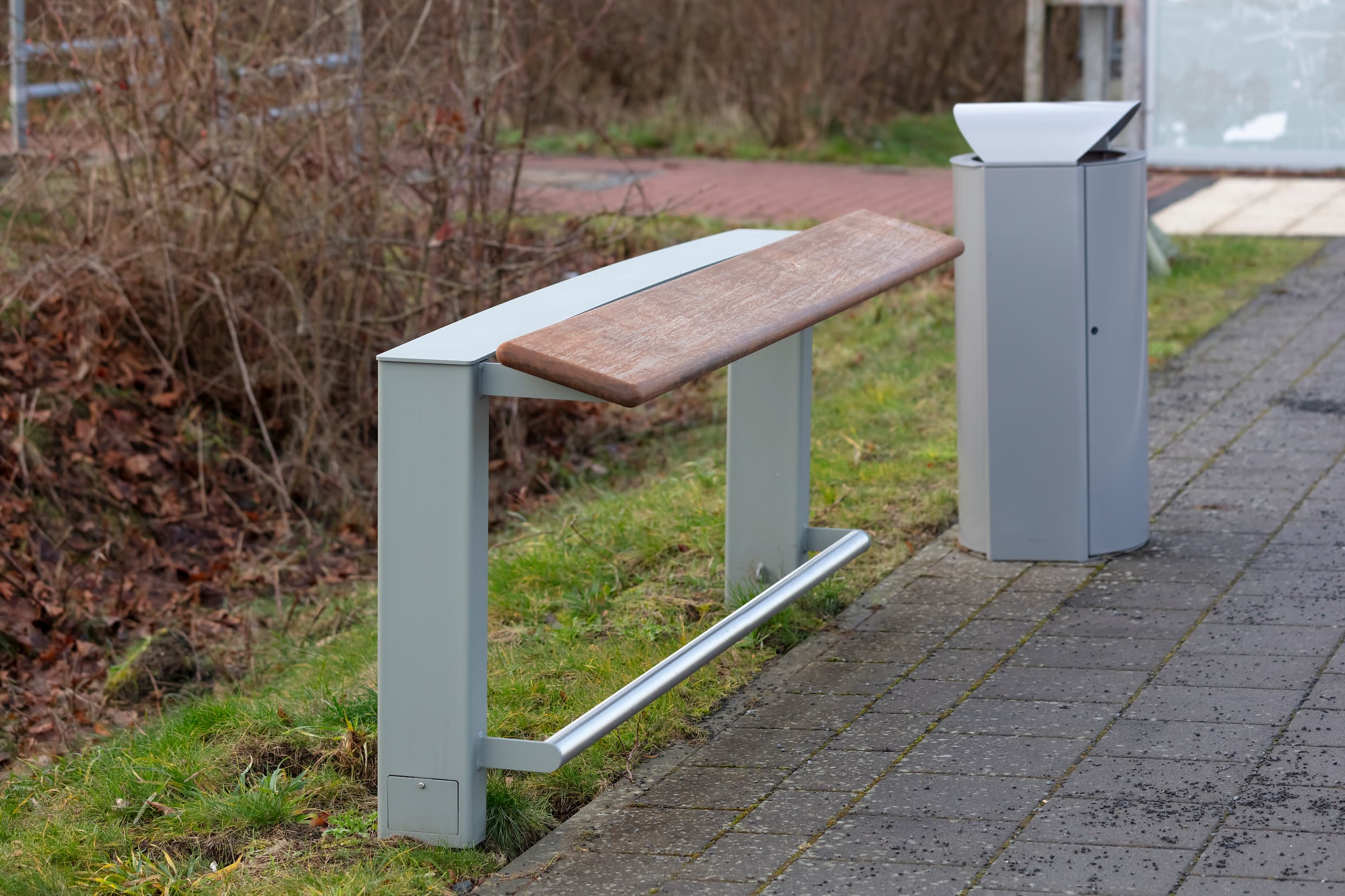Neue Anlehner auf dem Bahnsteig.
