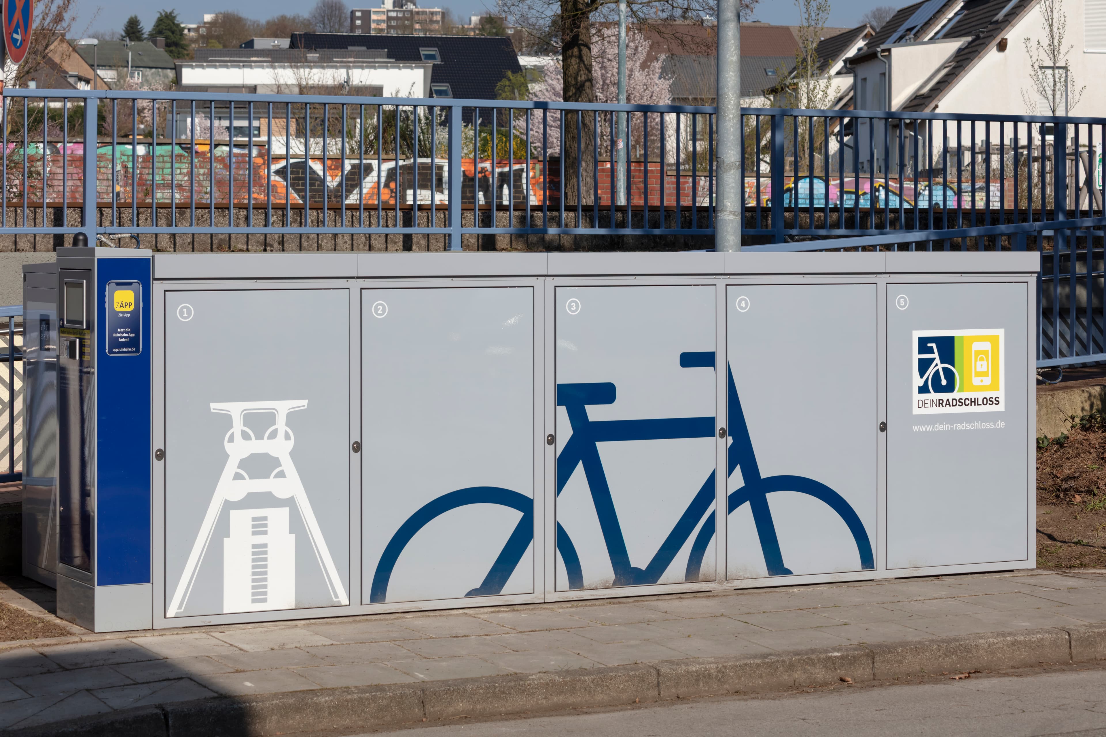 Blick auf Fahrradboxen am Zugangsbereich zum Bahnhof.