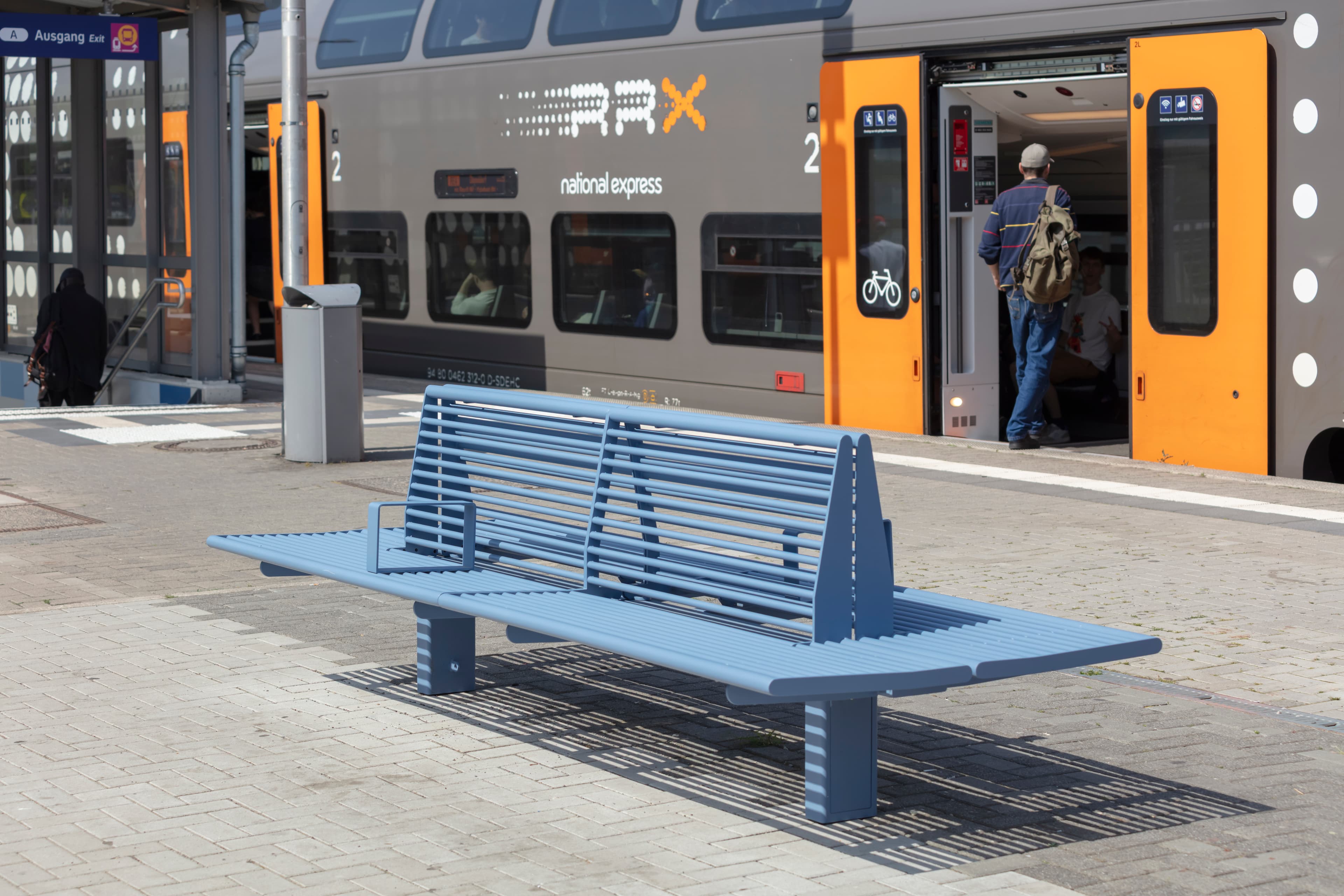 Neue, blaue Sitzbank am Bahnsteig.