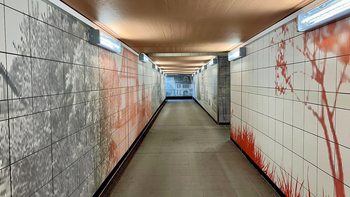 Die neu gestaltete Personenunterführung mit städtischen Motiven.