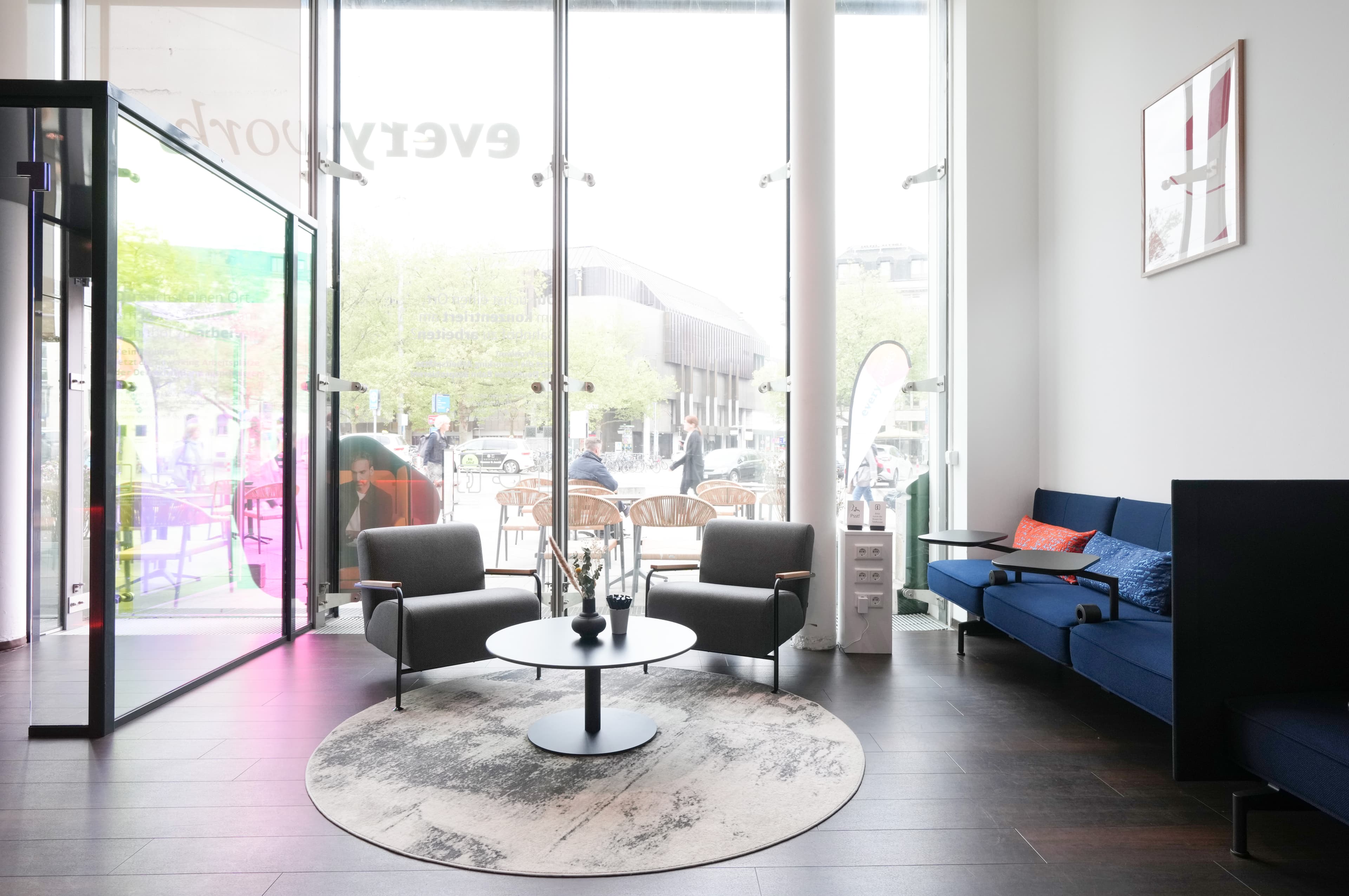 Eingangsbereich der Büroräume von everyworks mit verschiedenen Sitzgelegenheiten am Standort Hannover Hauptbahnhof.