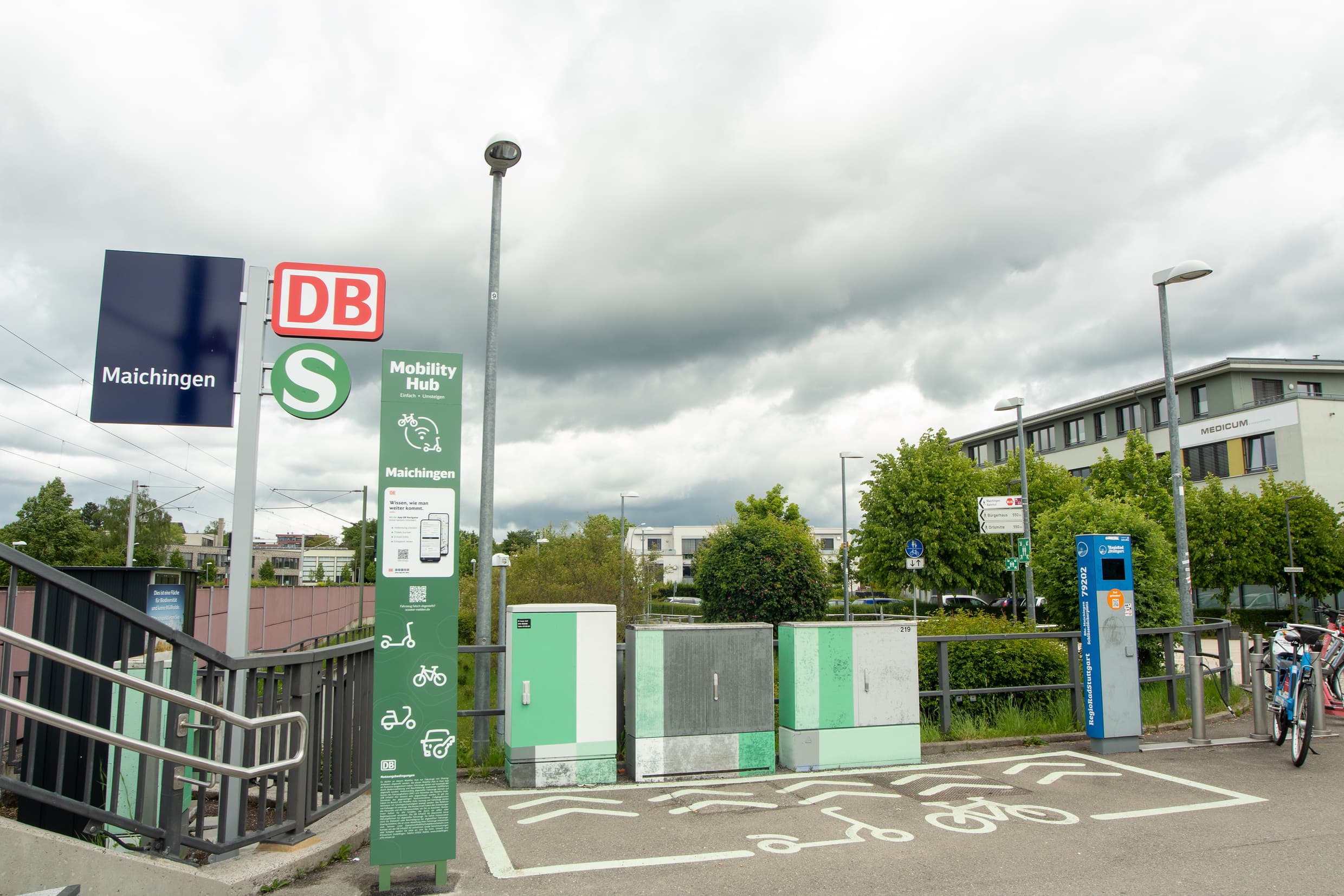 Mobility Hub mit Info-Säule und Bodenmarkierungen.