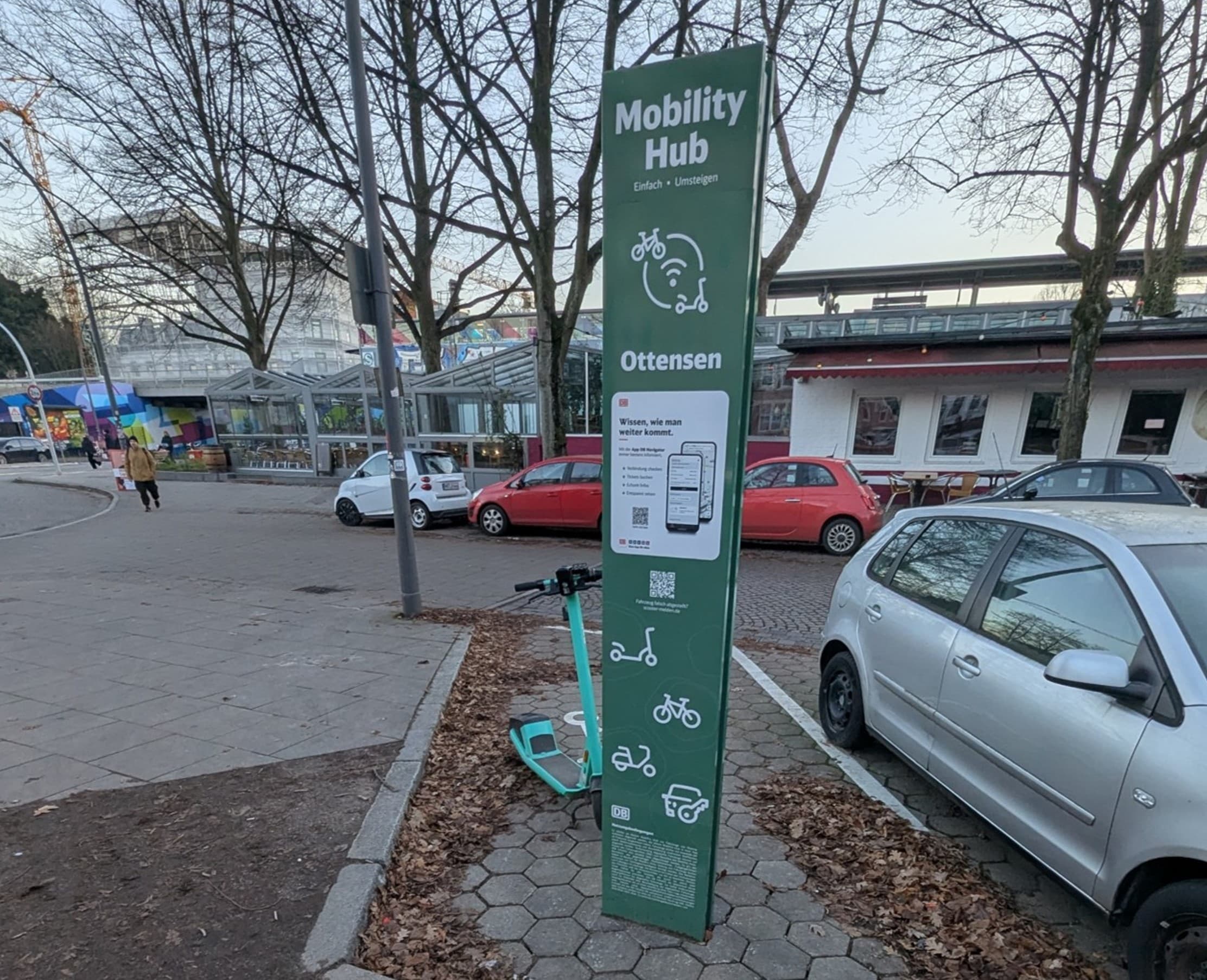 Blick auf eine grüne Informationssäule "Mobility Hub"