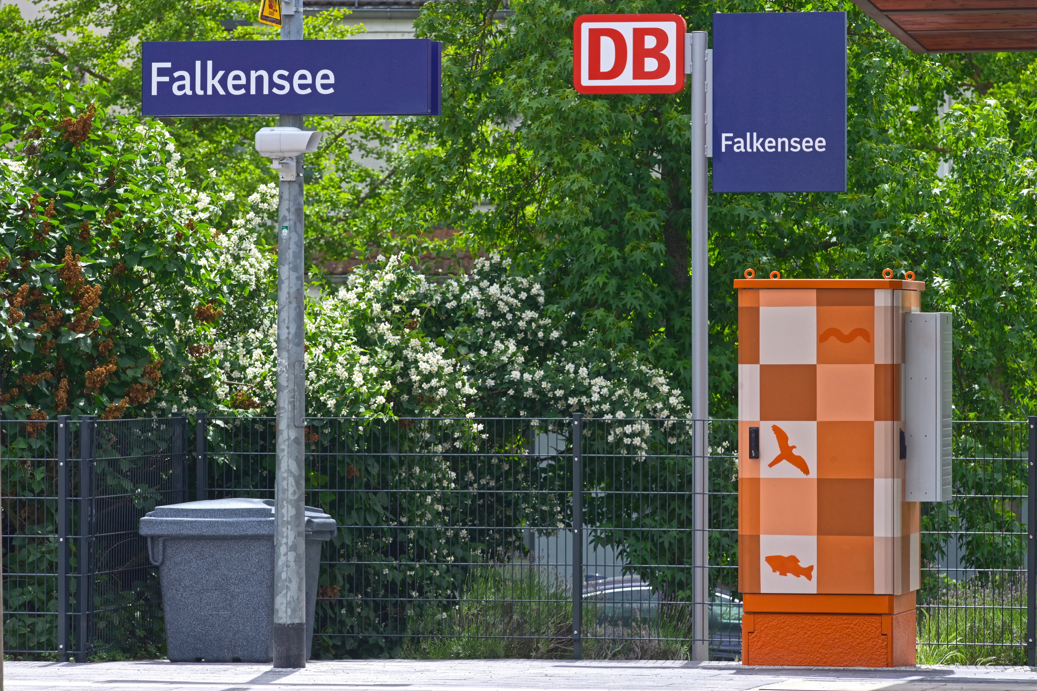 Zwei blaue Schilder mit dem Bahnhofsnamen.