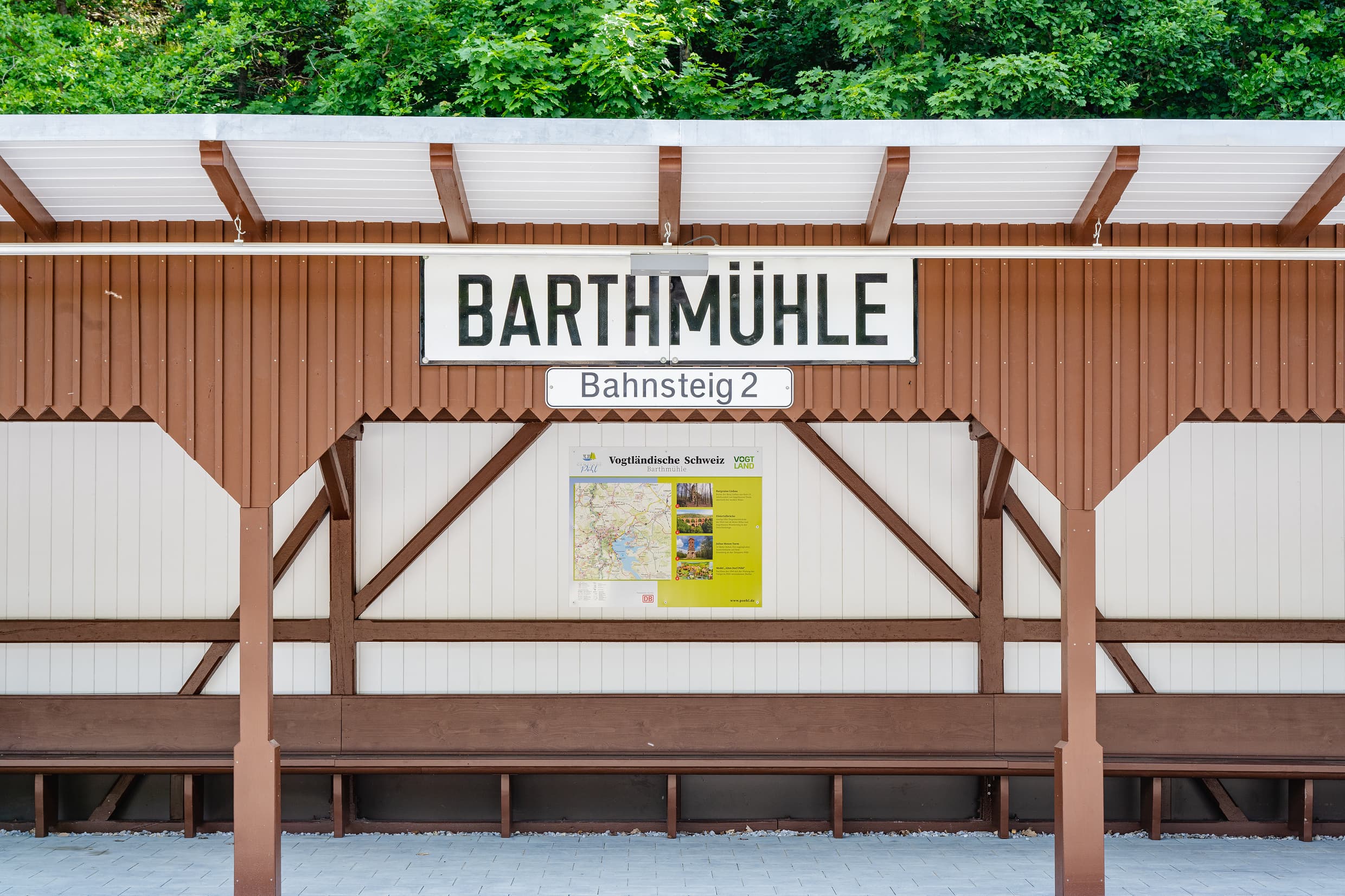 Das historische Wetterschutzhaus, das saniert und neu gestrichen wurde.