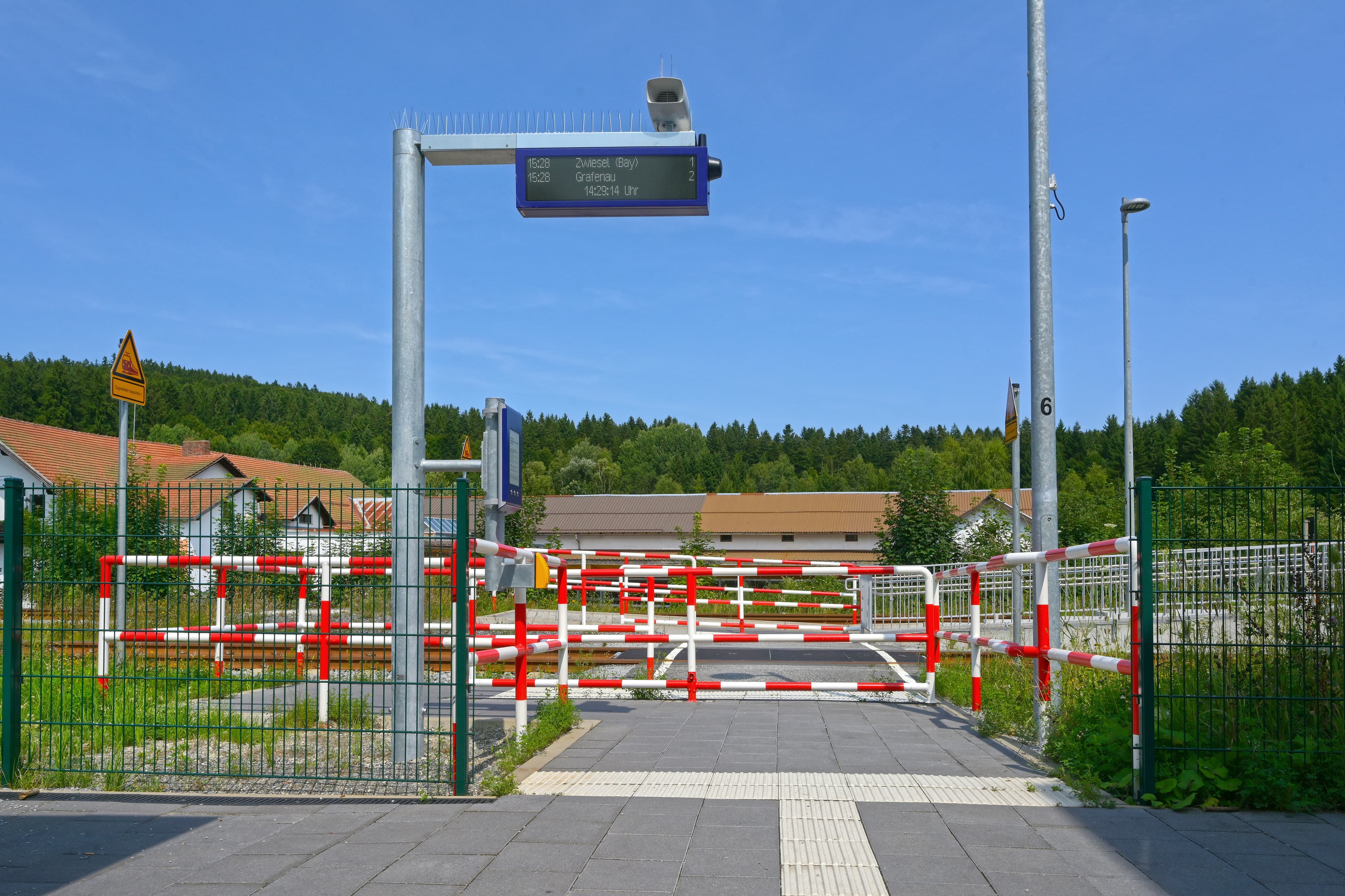 Die Reisendeninformationsystem (DSA+). Darunter der digitale Aushang Bau (DAB) und in gelb zu erkennen, der Ansagetaster für die Audiosausgabe von Zuginformationen auf der linken Seite des Bildes. 