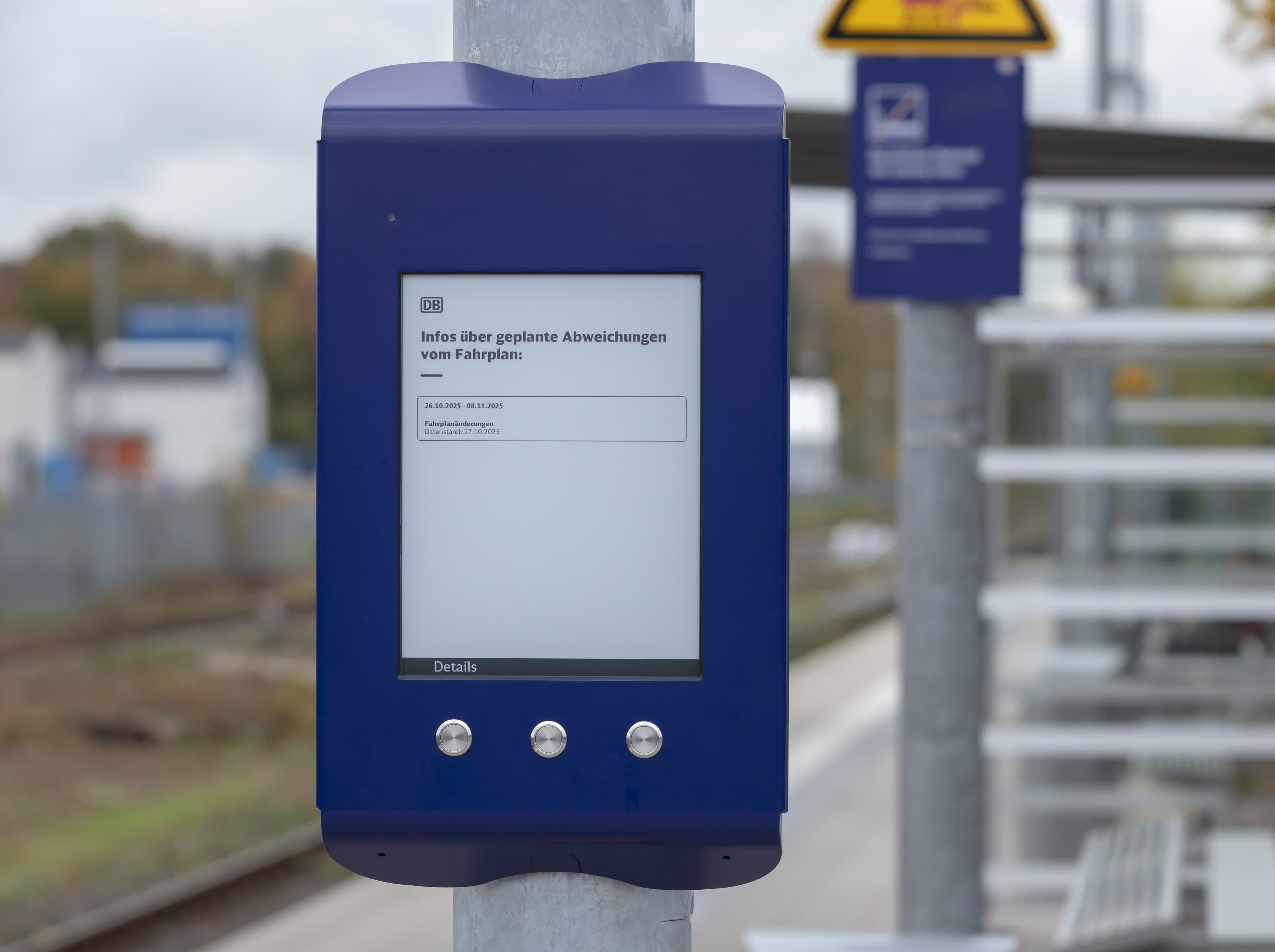 Der Aushang Baukommunikation zeigt Fahrplanänderungen.