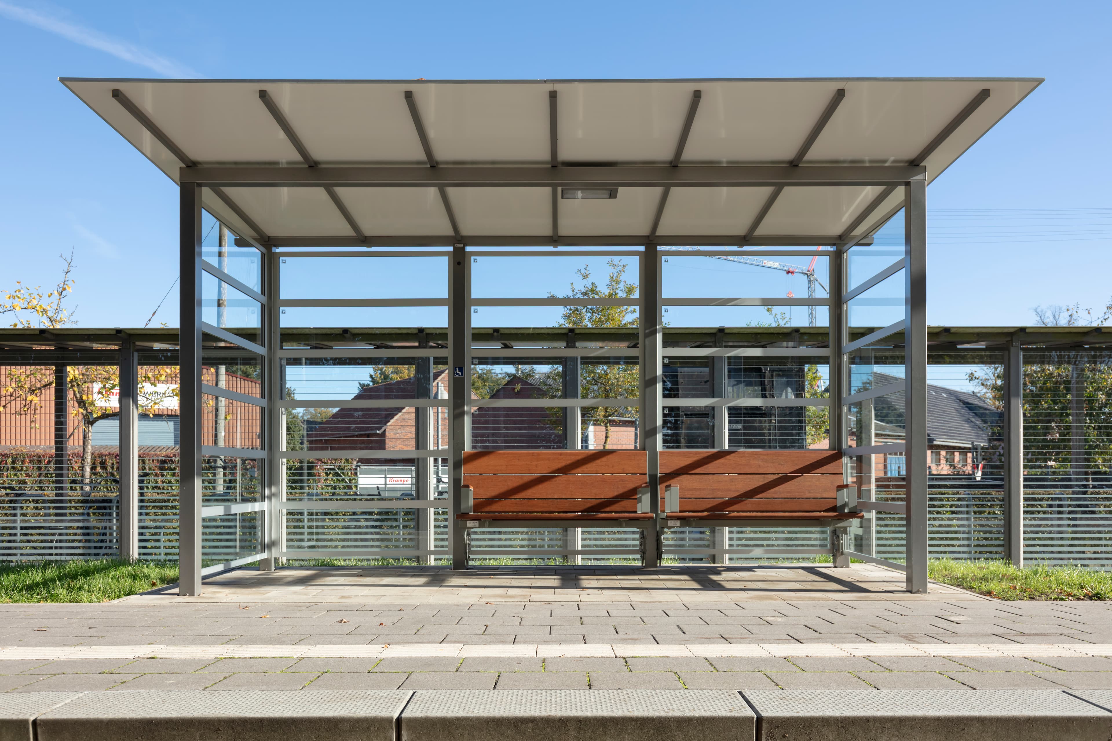 Blick auf den neuen offenen und zugleich lichtdurchlässigen Wetterschutz mit den neuen komfortablen Sitzmöglichkeiten aus Bambus.