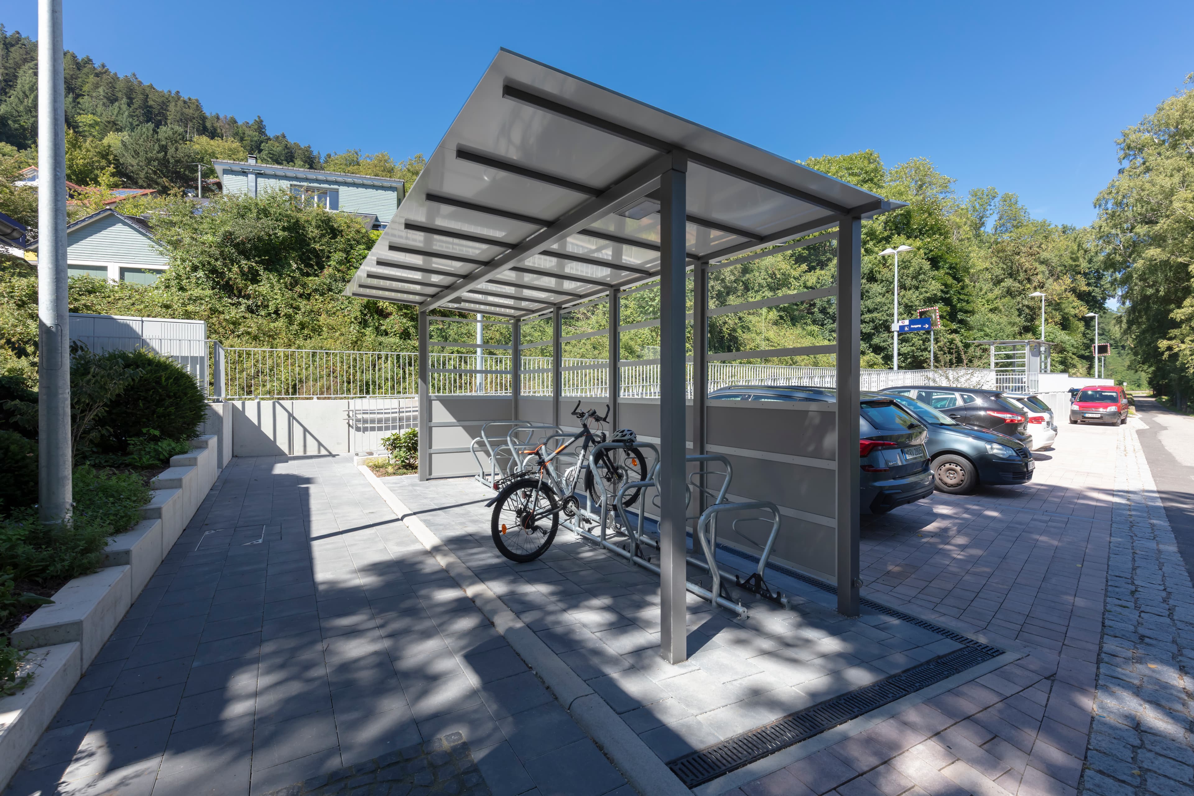 Die neue überdachte Reihenbügelanlage für Fahrräder am Bahnsteig