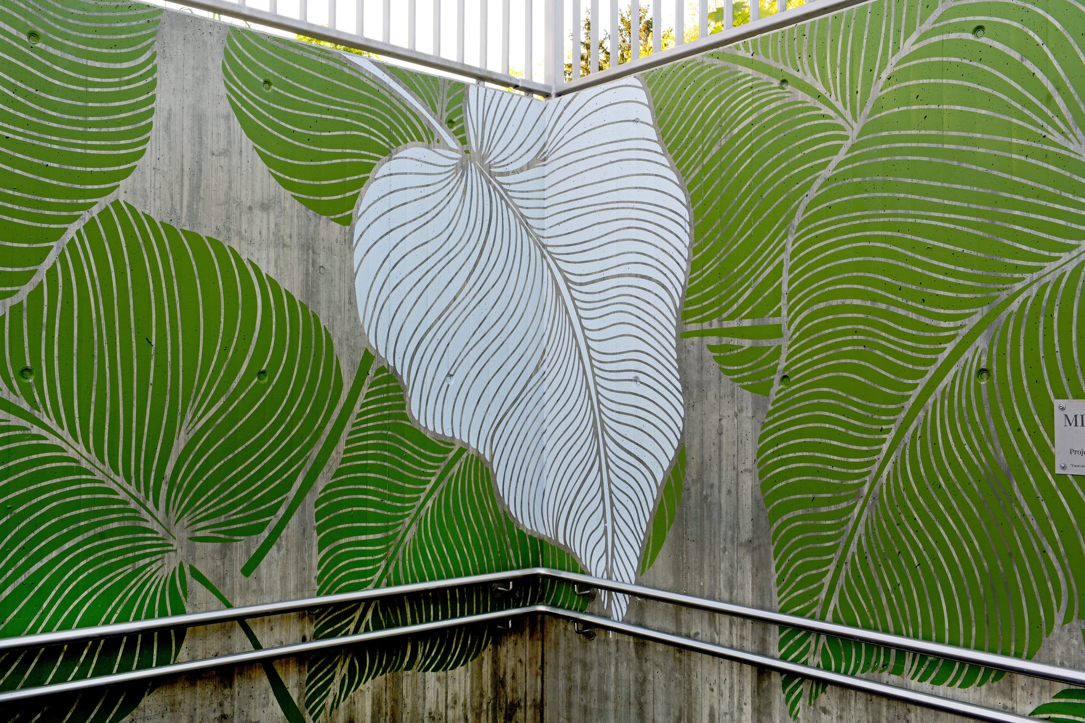 Blättermuster auf einer Wand der Personenunterführung. 