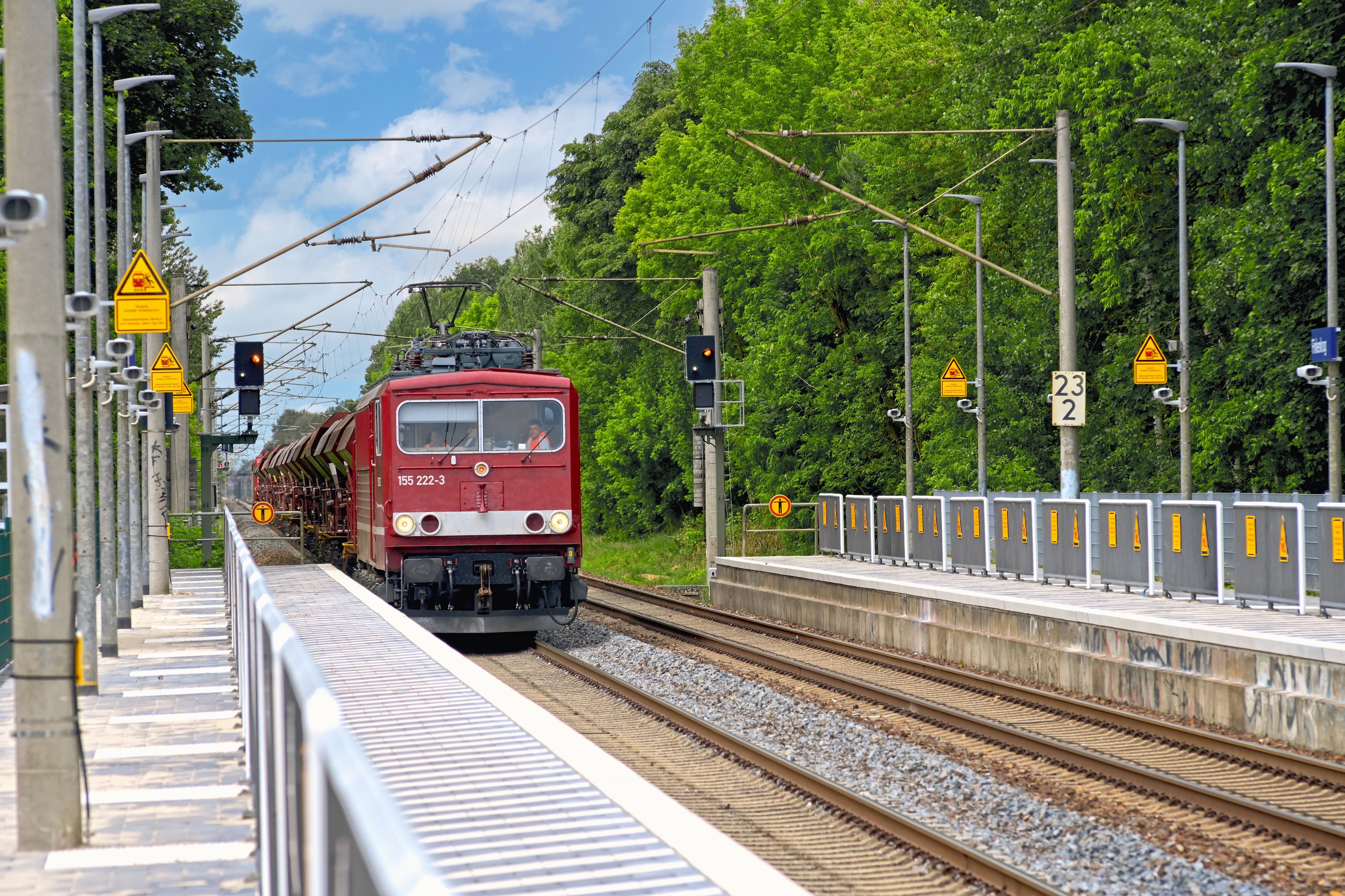 Einfahrender Zug am Bahnsteig in Finkenkrug.