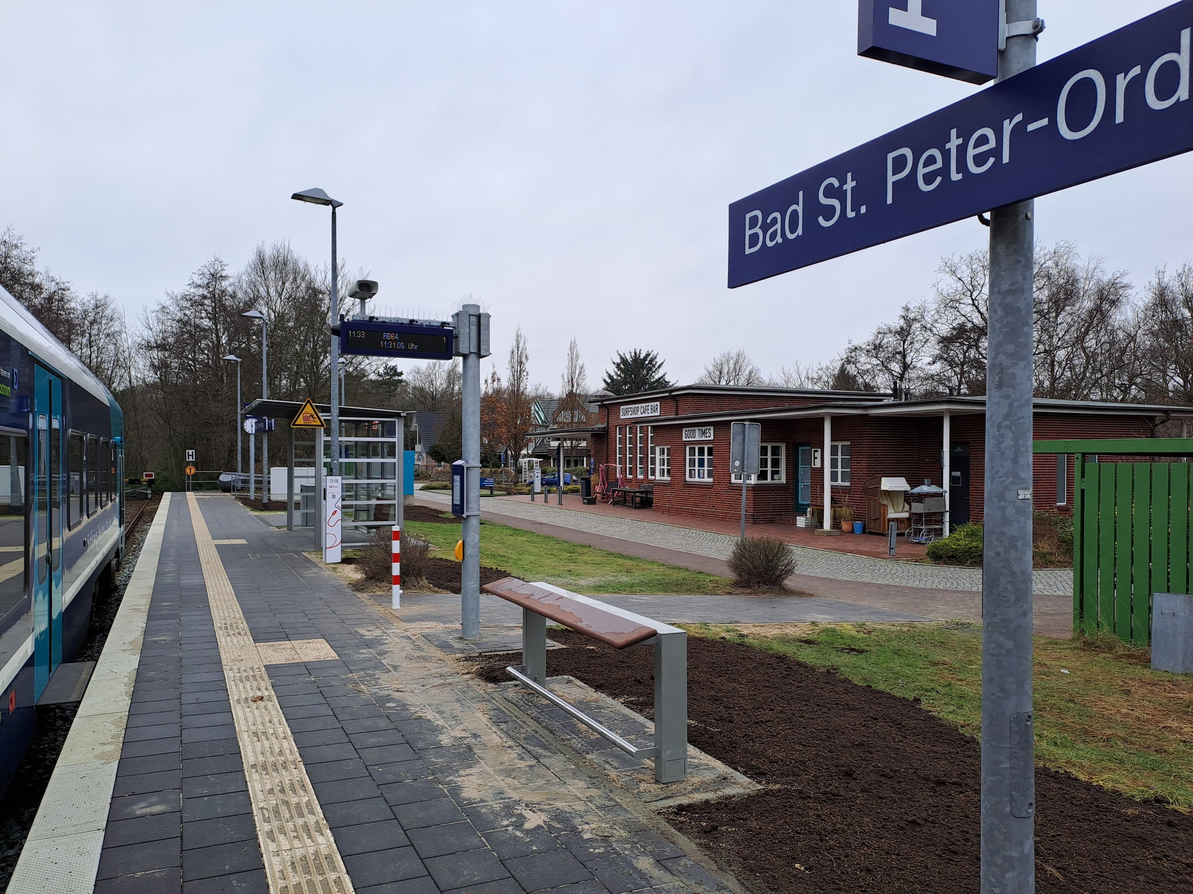 Auf dem frischen Bahnsteig ein Anlehner , im Hintergrund der neue Wetterschutz.