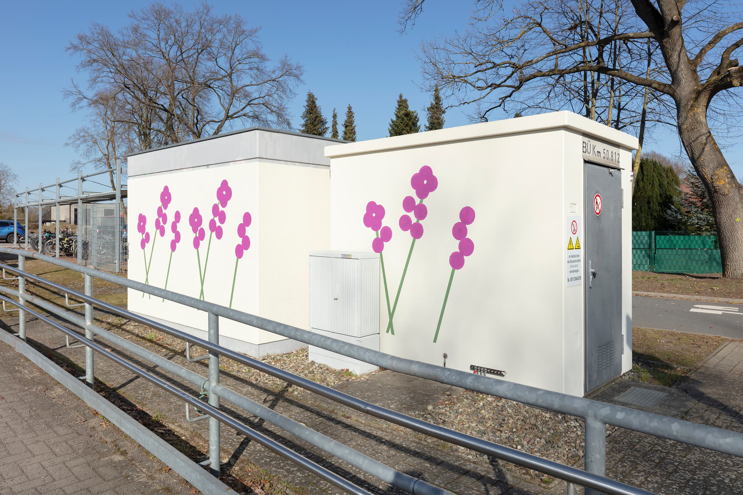 Neu bemalte Betonschalthäuser.
