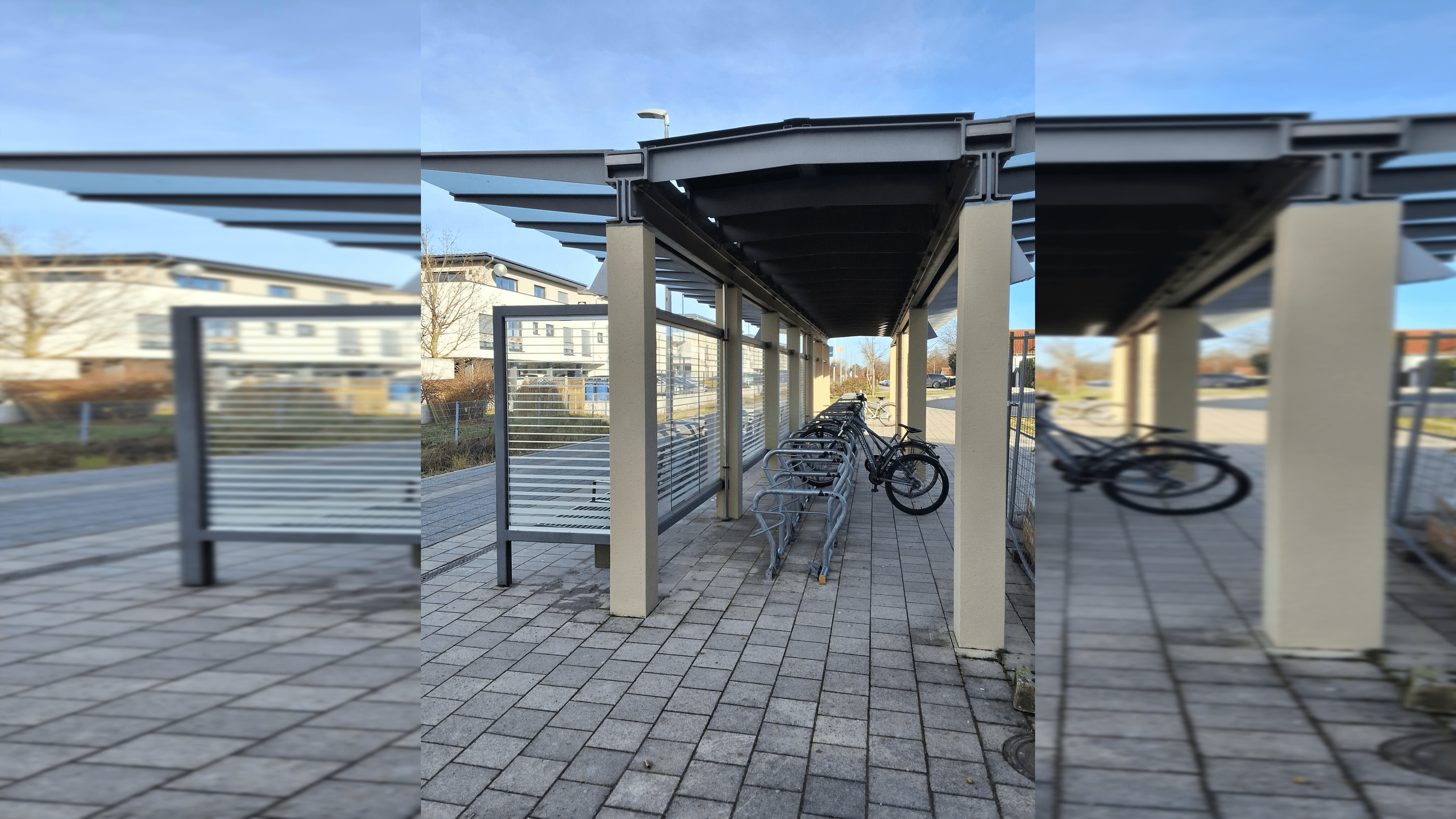 Blick auf die Fahrradstellplätze mit parkenden Fahrrädern.