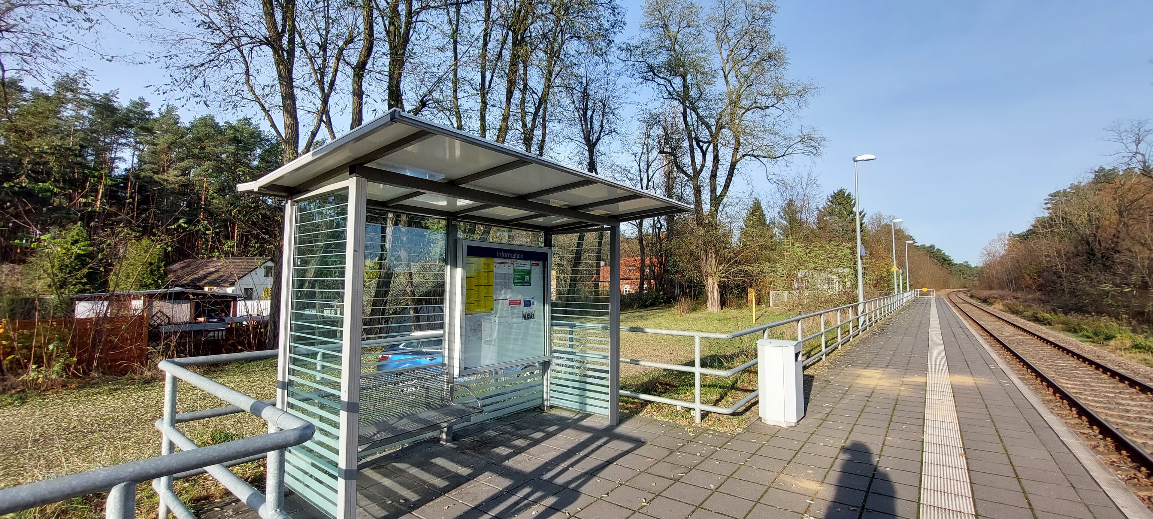 Wetterschutzhäuschen am Bahnsteig vor der Modernisierung.