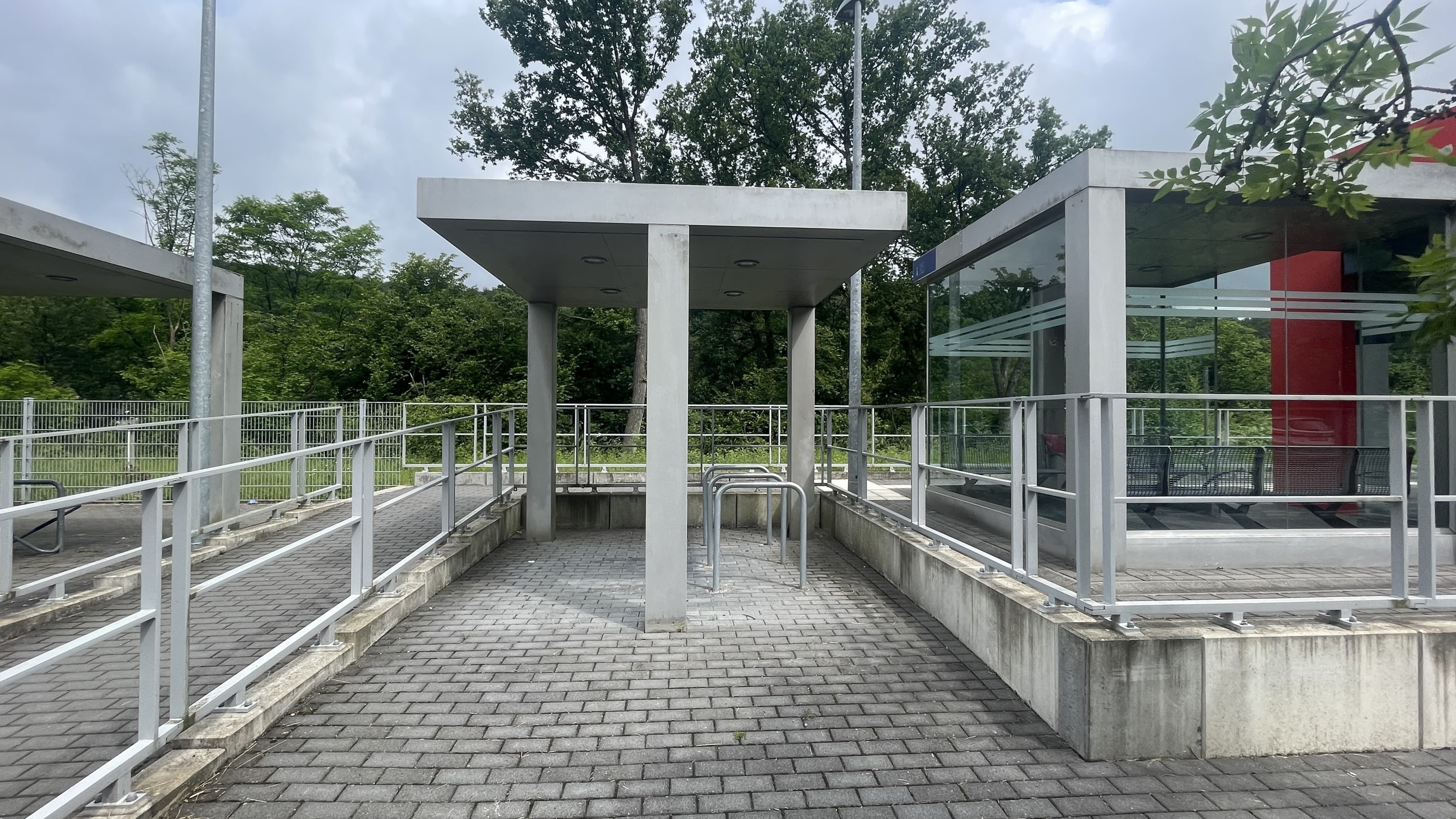 Die alte Fahrradabstellanlage. Rechts davon der alten DB-Pluspunkt. 