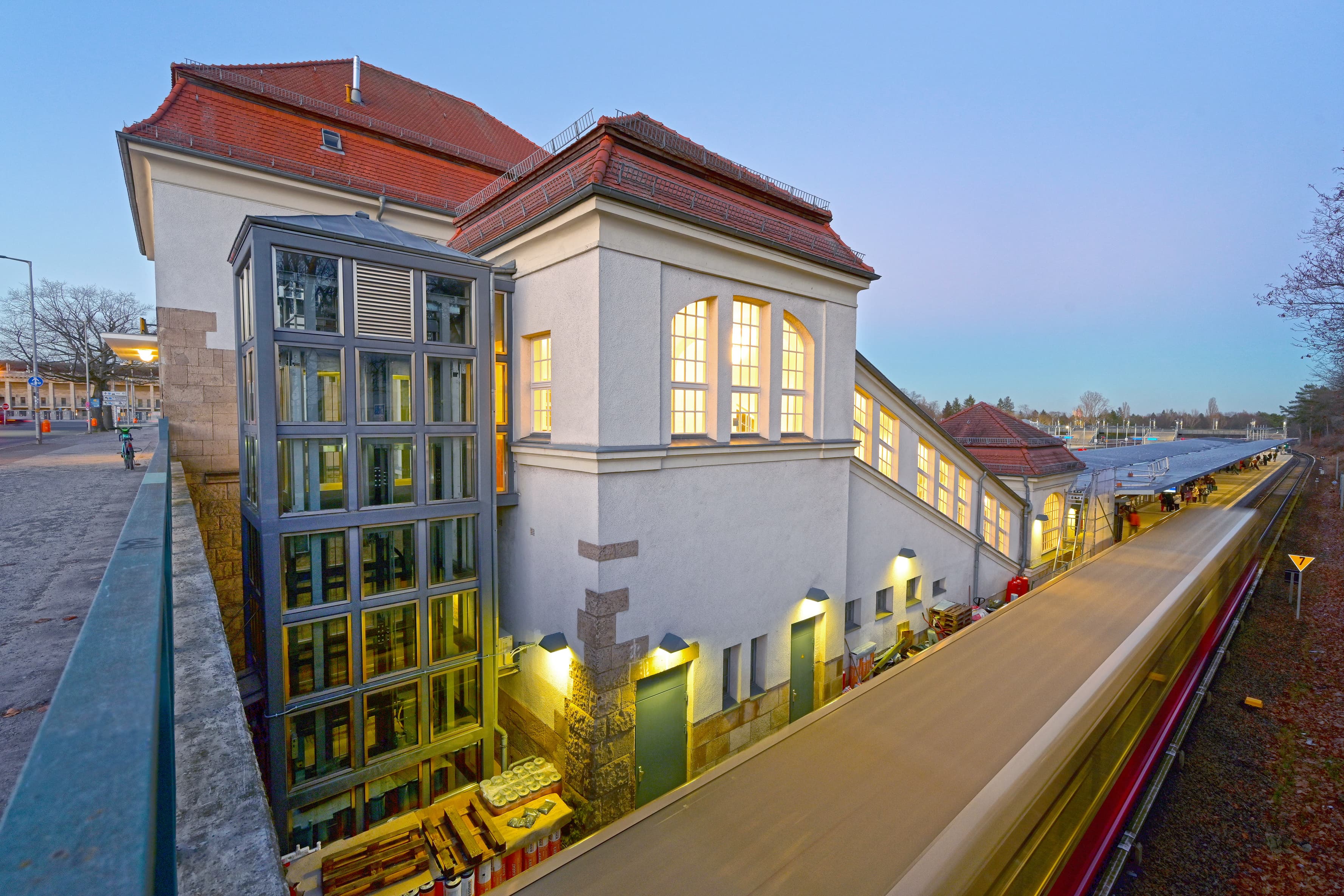 Blick auf das Empfangsgebäude