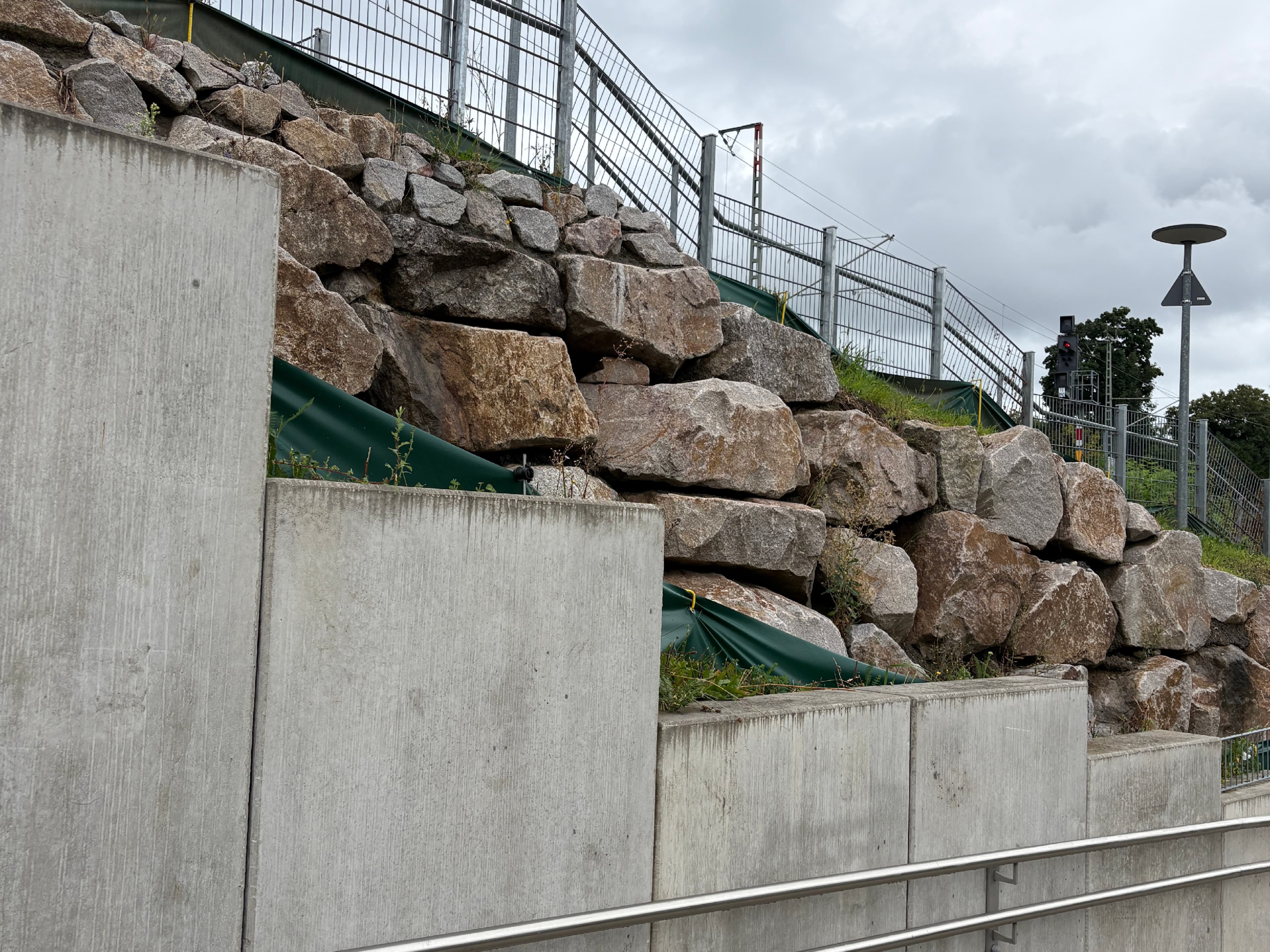 Neu gestalteter Bahnsteigzugang am Bahnhof Freiburg-Klinikum.