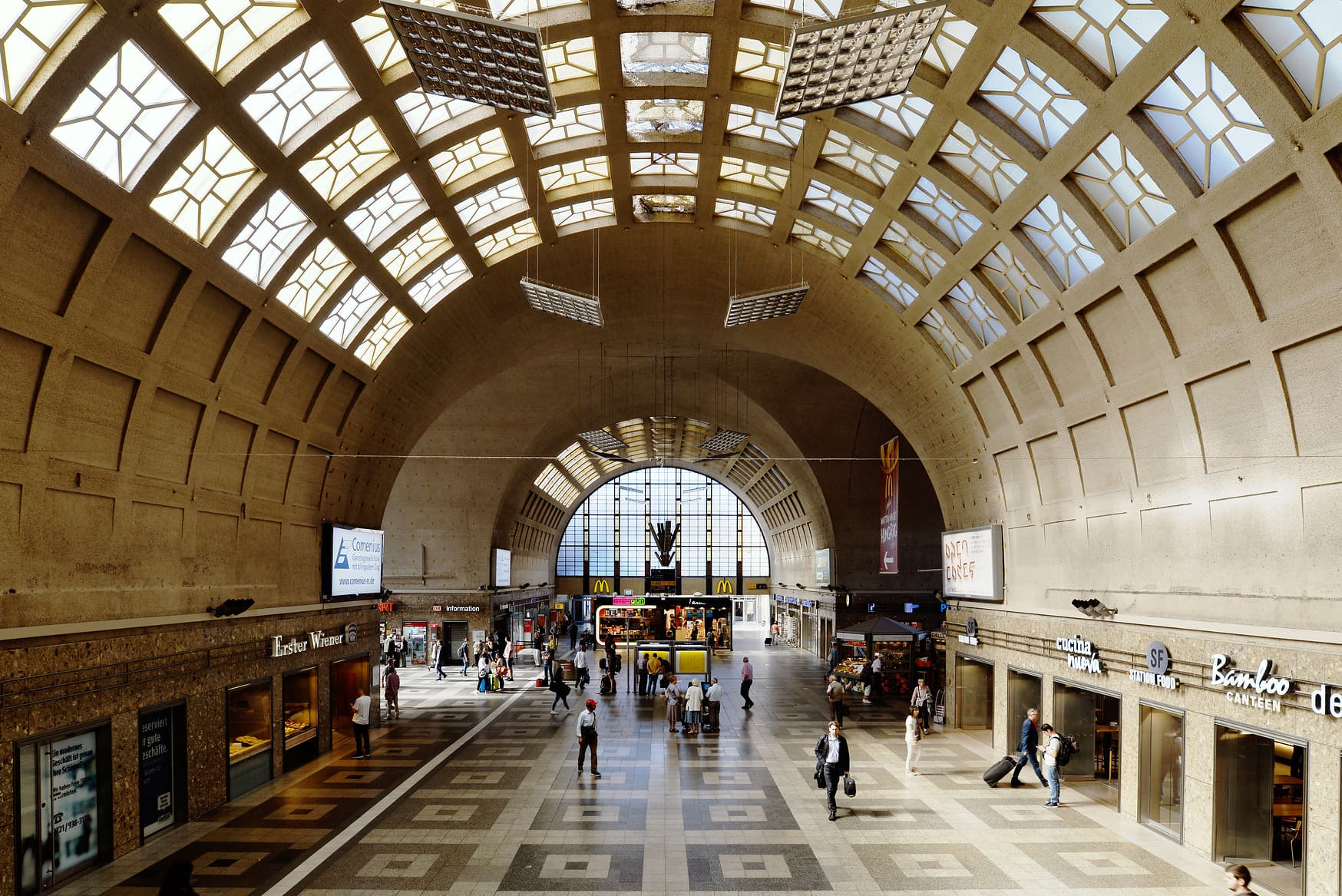 Blick in die Empfangshalle des Karlsruher Hauptbahnhofs.
