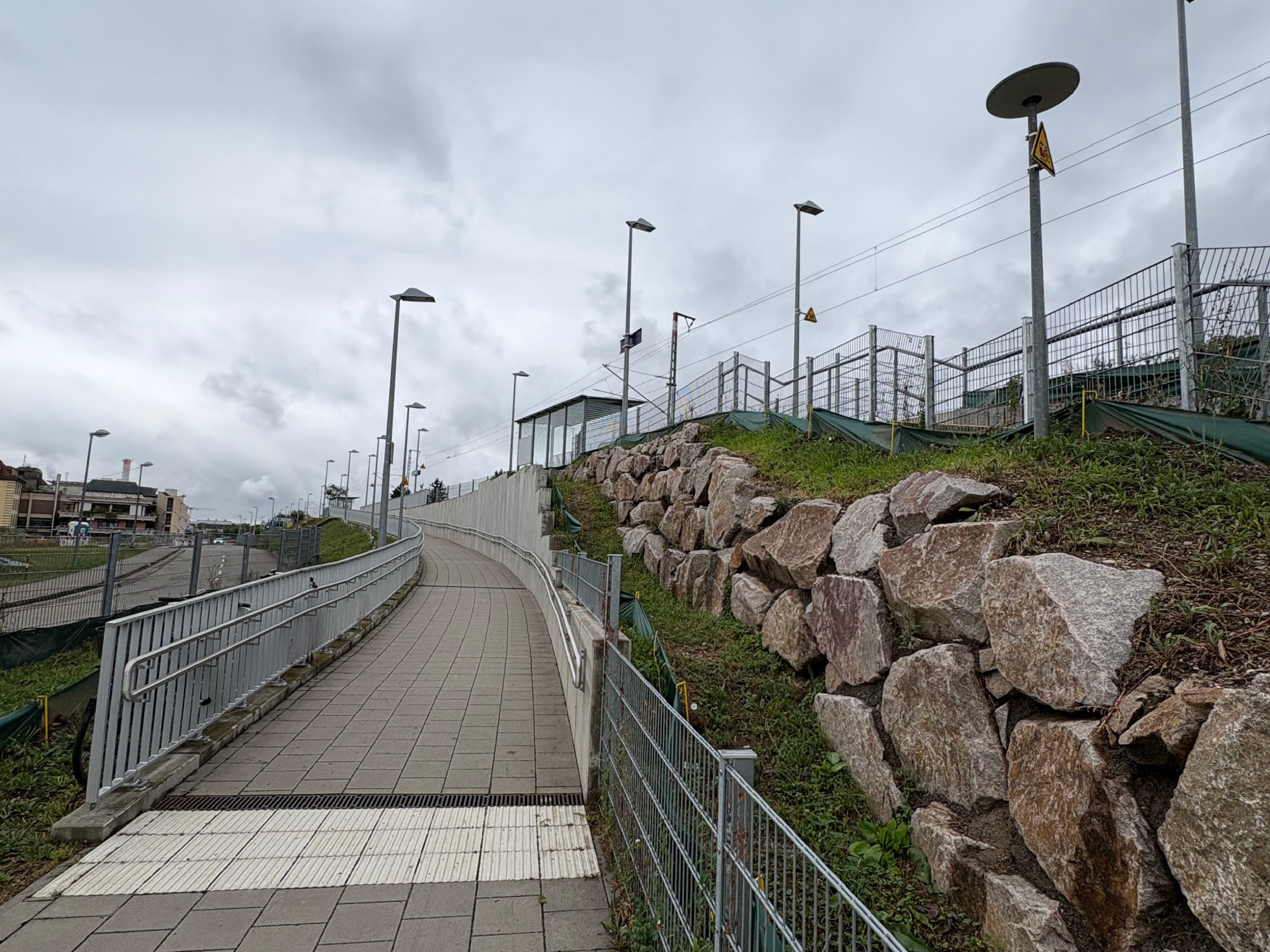 Neu gestalteter Bahnsteigzugang am Bahnhof Freiburg-Klinikum.