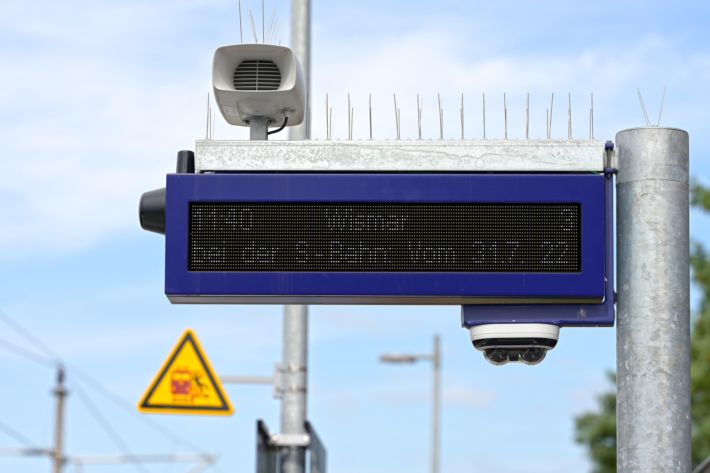 Dynamischer Schriftenanzeiger zweizeilig auf dem Bahnsteig des Bahnhofs Glöwen.