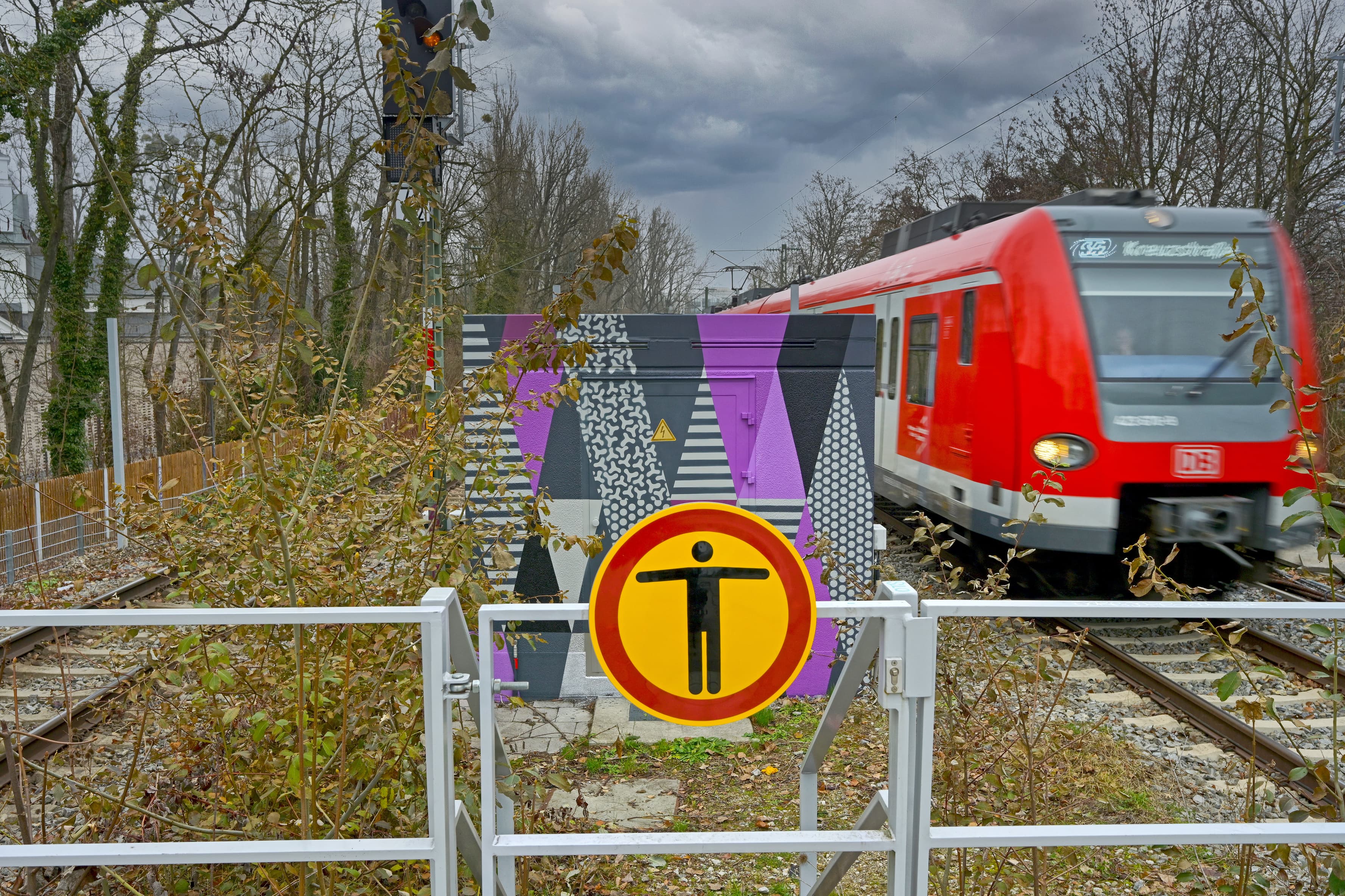 Der Blick auf ein Technikhaus am Bahnsteig des Bahnhofs München St Martin Straße nach der Aufwertung im Rahmen des Konzepts Zukunftsbahnhof (ZKB) durch verschiedene bauliche und gestalterische Maßnahmen.