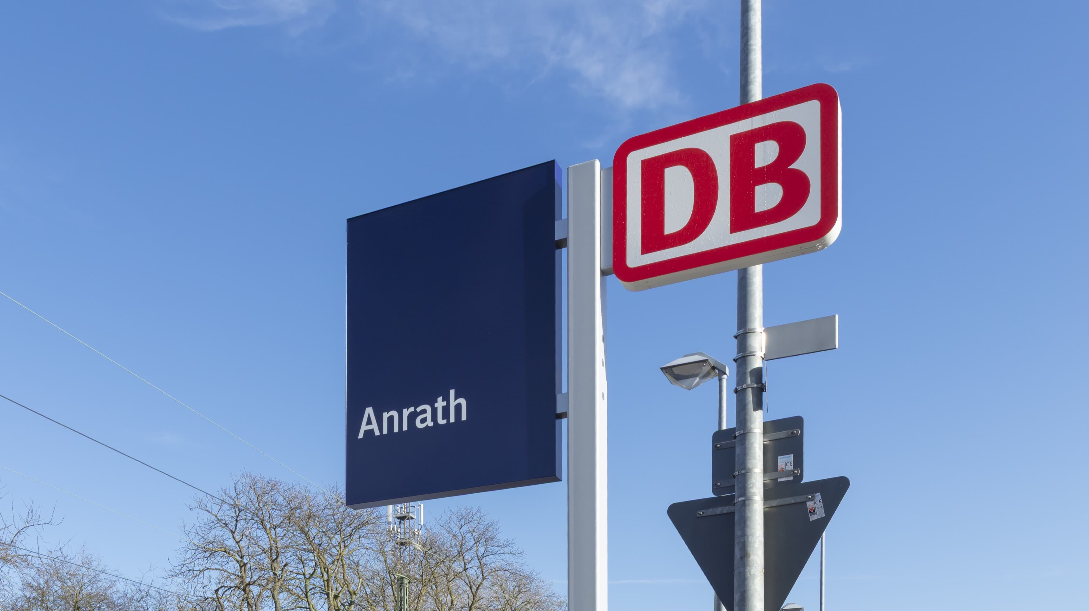 Neues blaues Stationsschild mit DB-Logo.